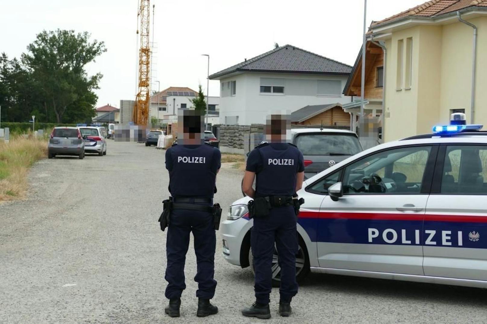 Bluttat in Absdorf: Die Polizei umstellte das Gebäude.