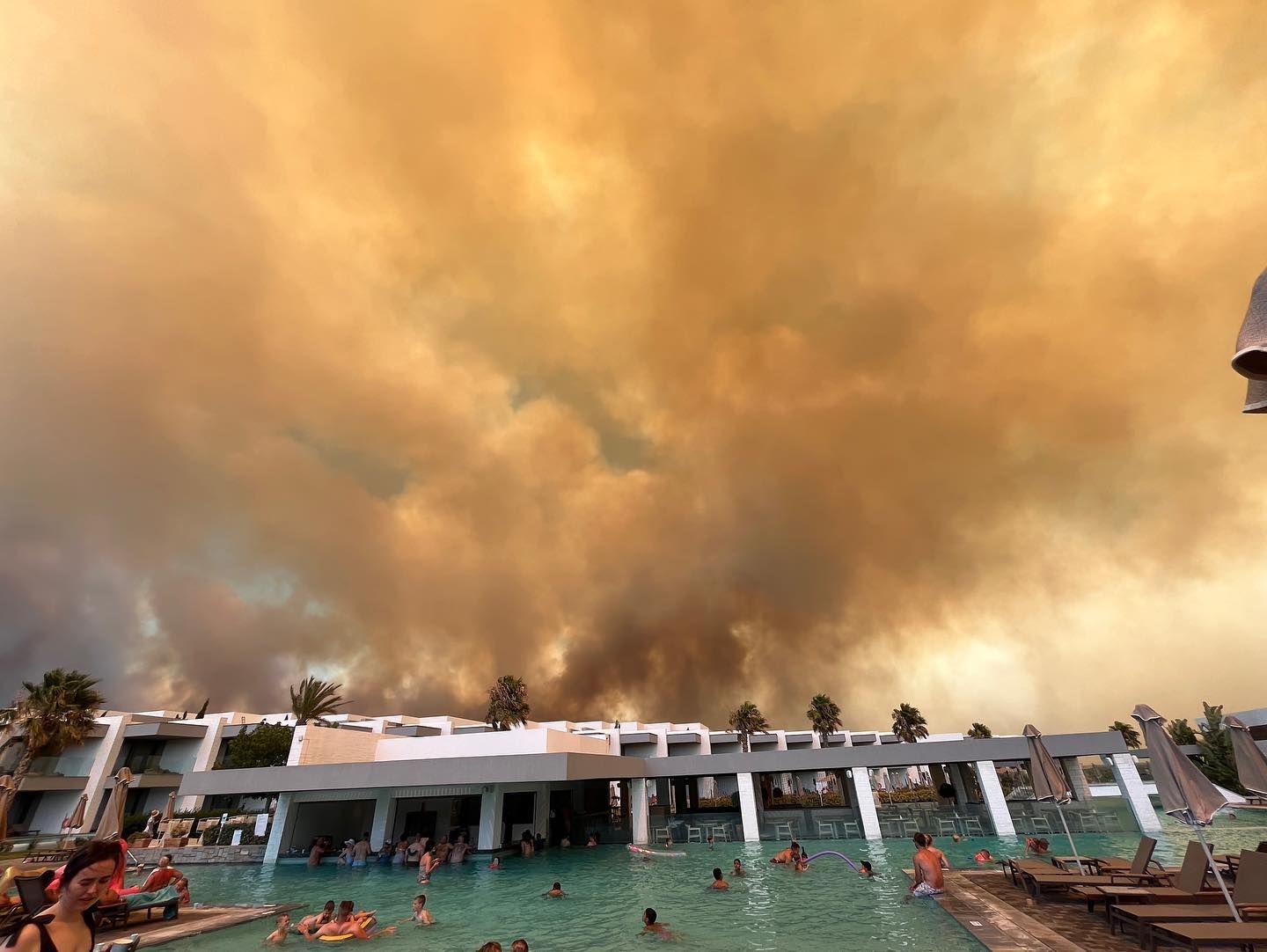 Sandra und Kurt Pfeil-Ehrengruber mit Enkelin Paulina: Ihr Gepäck mussten sie zurücklassen.