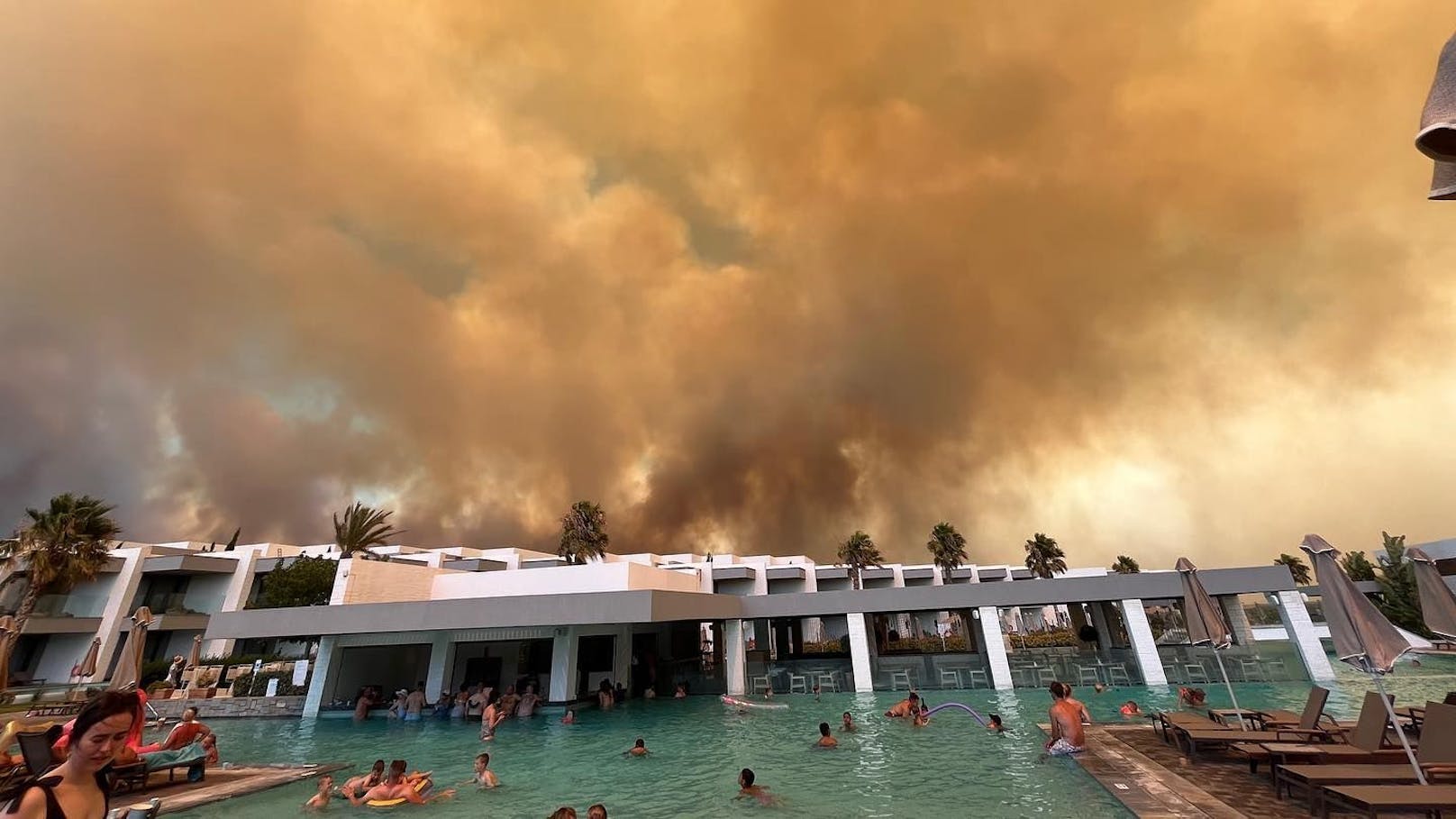 Waldbrände in Rhodos sorgten für Panik bei Urlaubern.&nbsp;