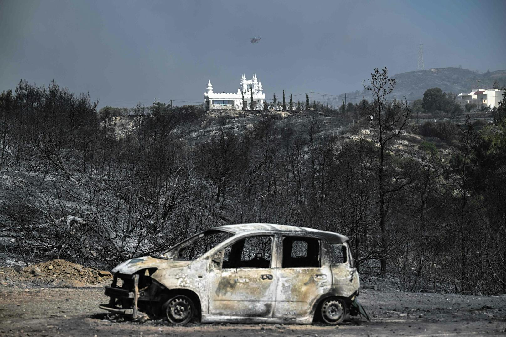 Luftaufnahmen vom 24. Juli 2023 zeigen die Zerstörung in Kiotari auf Rhodos nachdem Waldbrände durch den Küstenort gefegt sind.