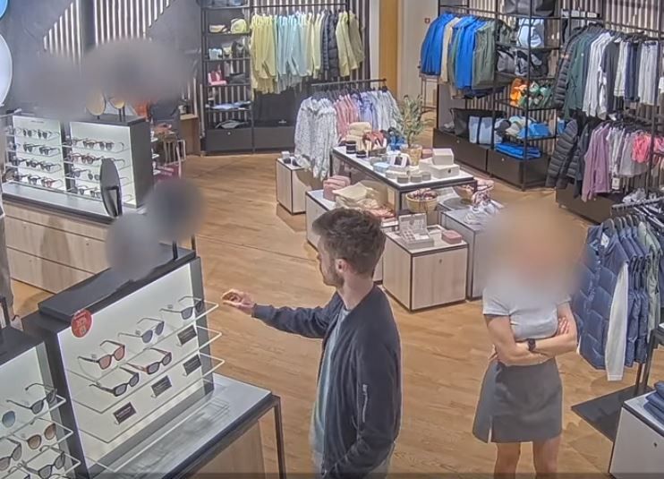 Ein unüberlegter Griff in einem Shop am Flughafen kostet den norwegischen Parteichef Björnar Moxnes (41) seine Karriere.