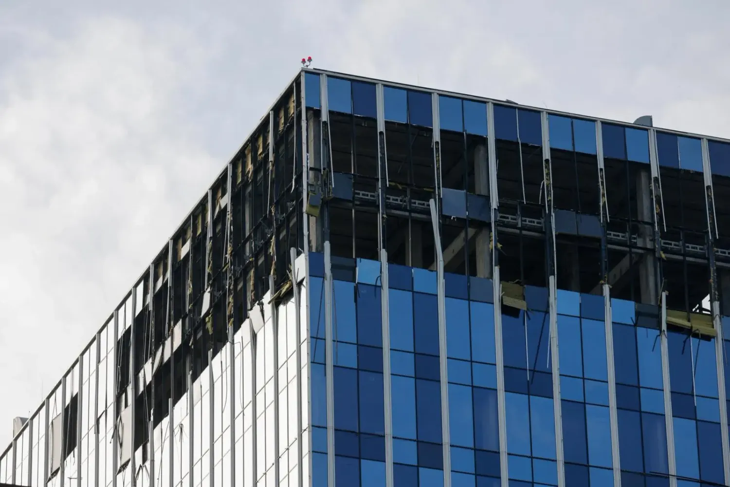 Das Gebäude wurde schwer beschädigt.