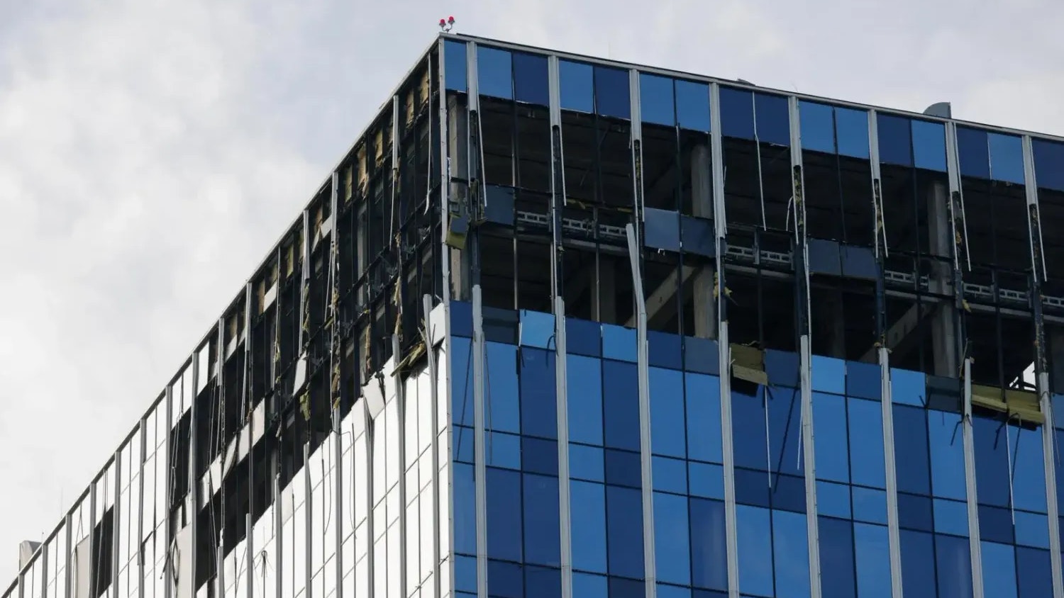 Das Gebäude wurde schwer beschädigt.