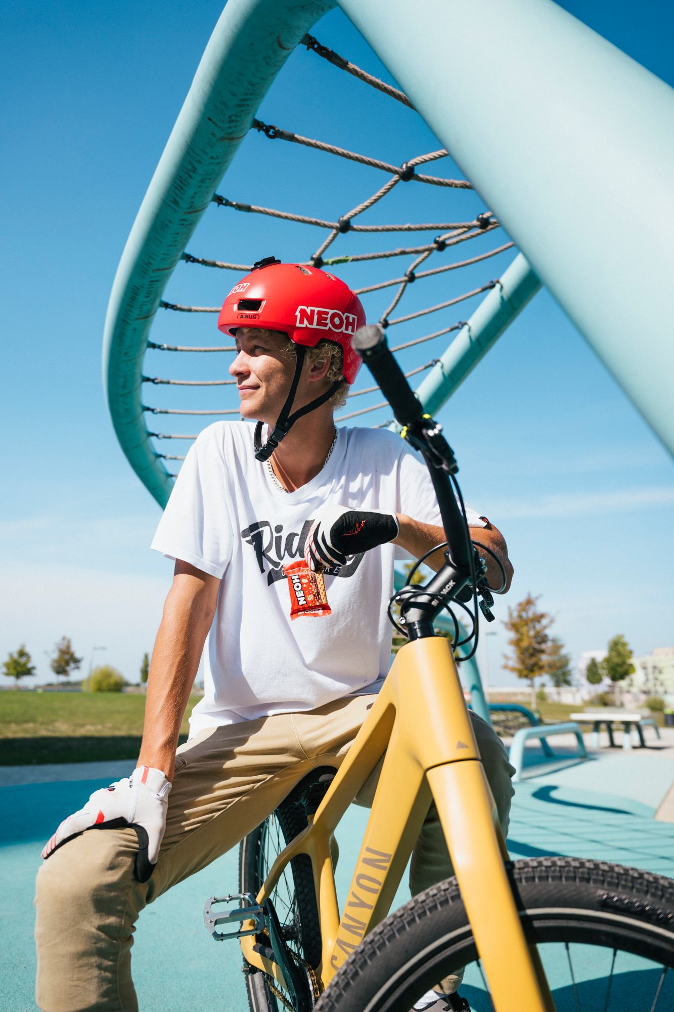 Der YouTube-Star und professionelle Mountainbiker Gabriel Wibmer ist ebenso Testimonial von NEOH.