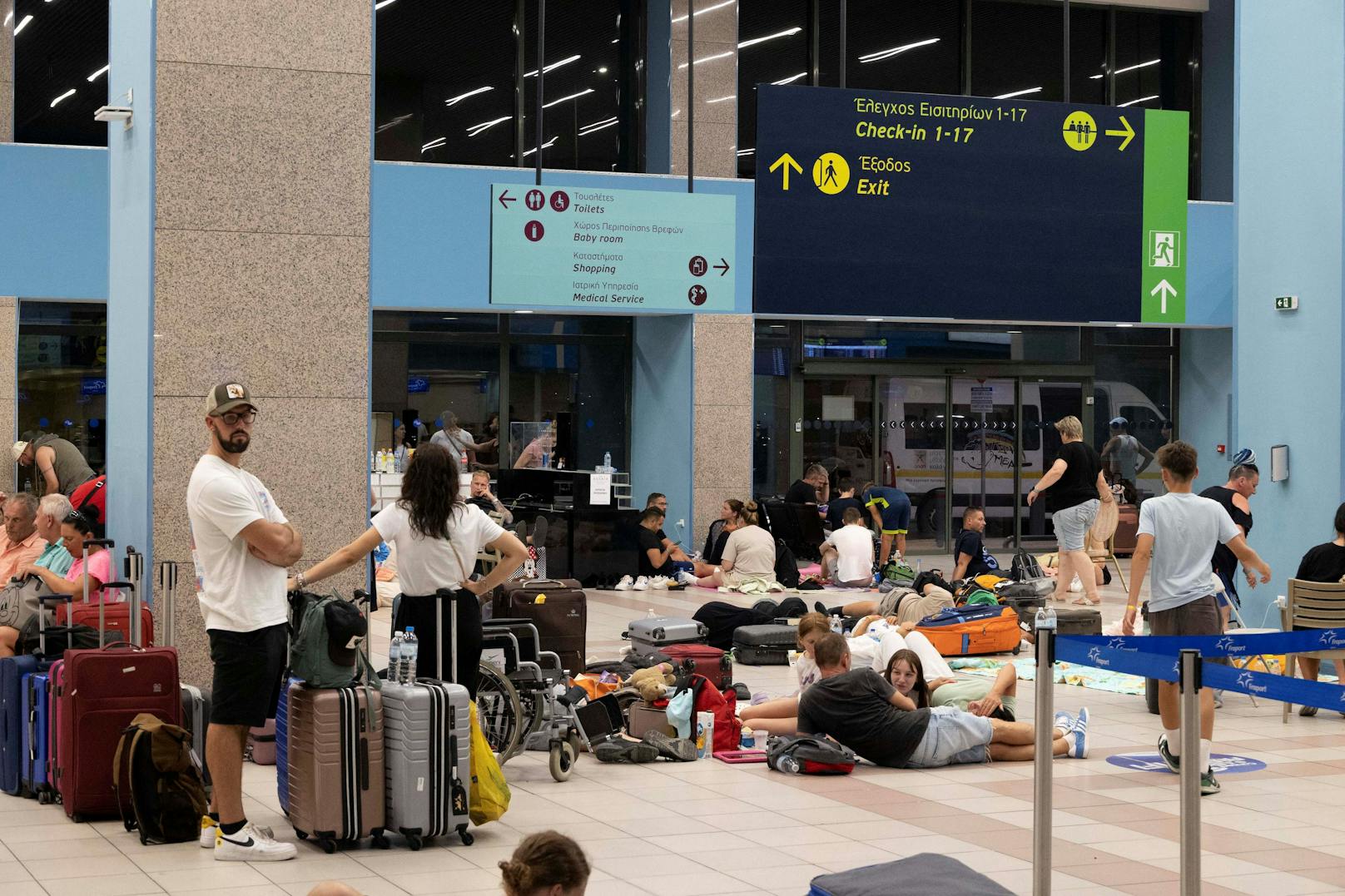 Hunderte Touristen sind nach der Flucht vor den Waldbränden auf der Insel Rhodos auf dem Flughafen gestrandet. Alle Flüge und Zimmer von und auf der Insel sind ausgebucht. (24. Juli 2023)