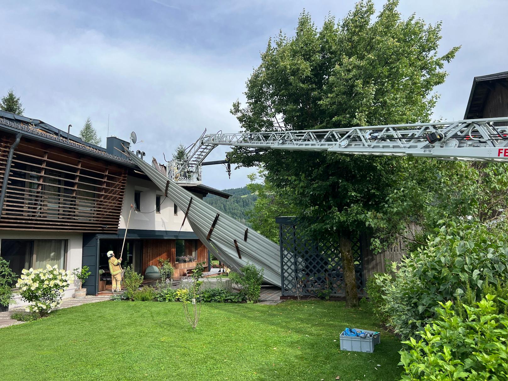 Auch in St. Johann in Tirol musste die Feuerwehr wegen eines Unwetterschadens ausrücken.