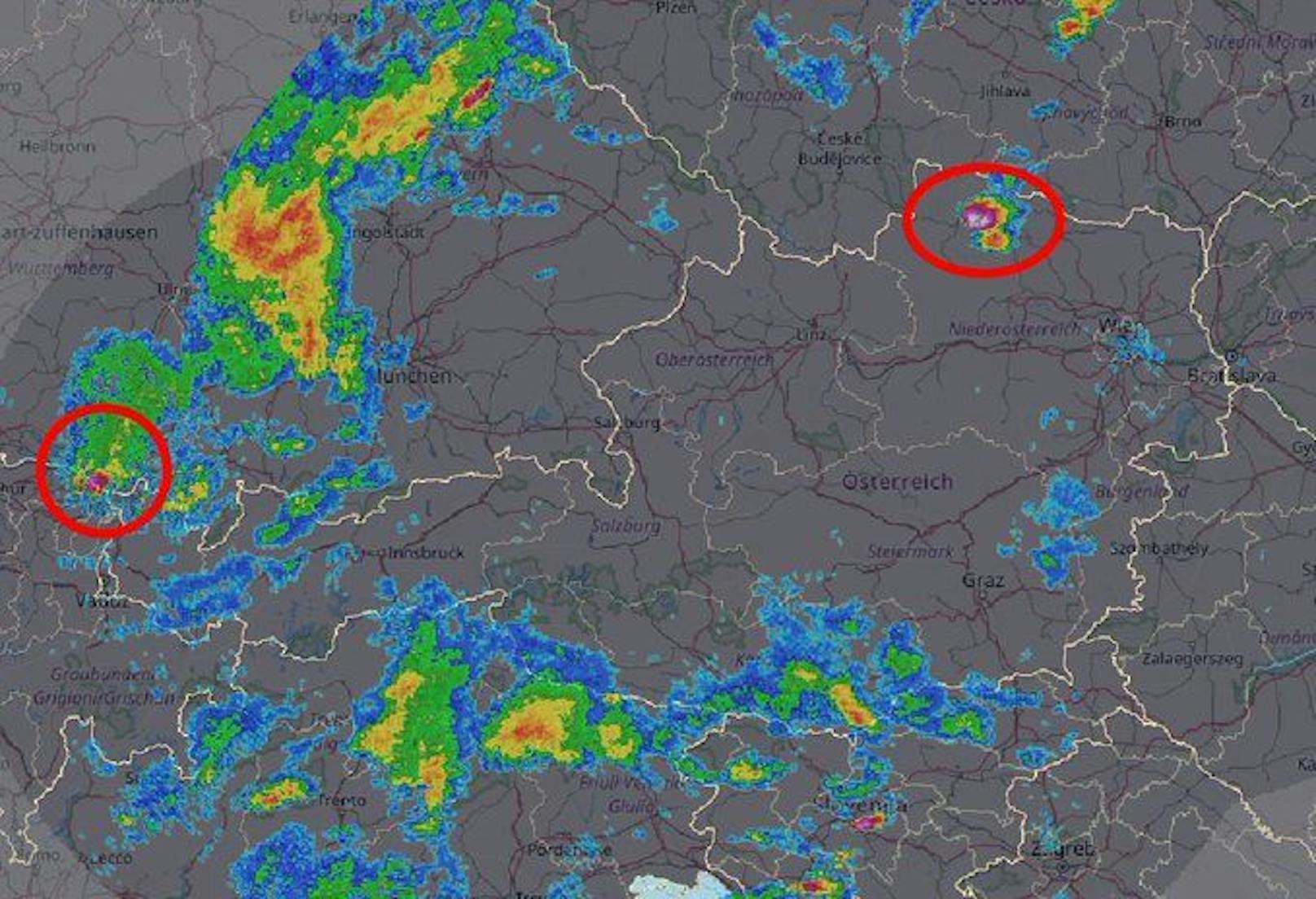 Im Waldviertel toben bereits heftige Unwetter - von Westen ziehen neue Gewitterzellen auf.