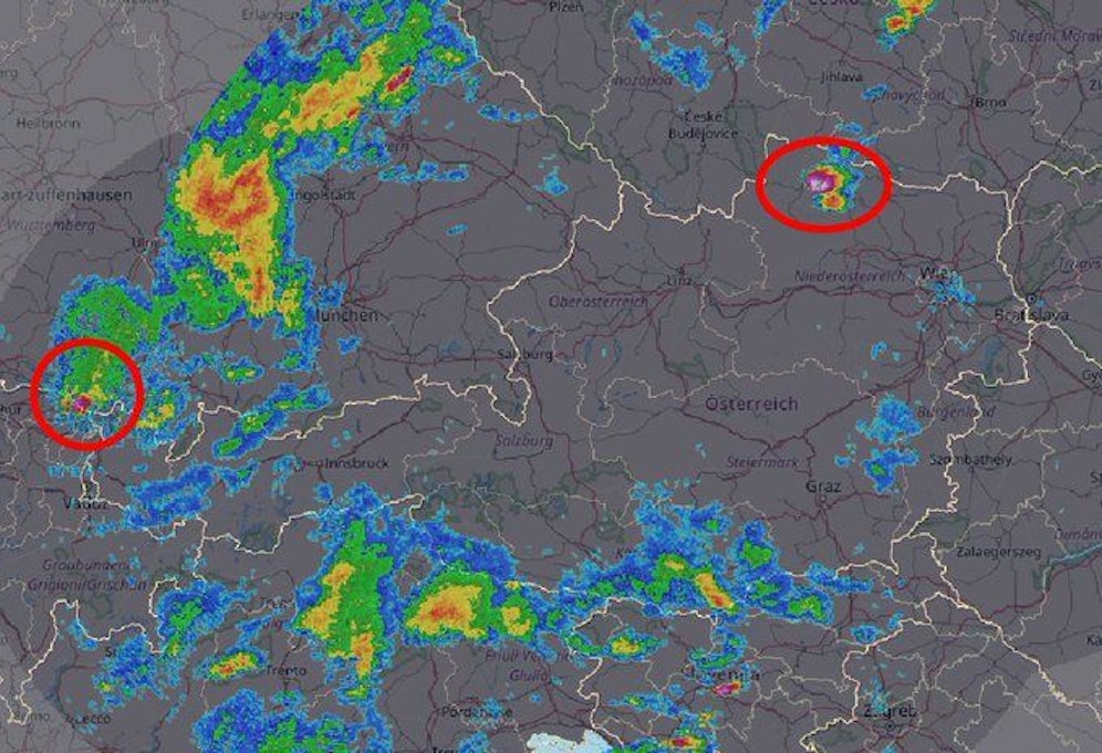 Im Waldviertel toben bereits heftige Unwetter - von Westen ziehen neue Gewitterzellen auf.