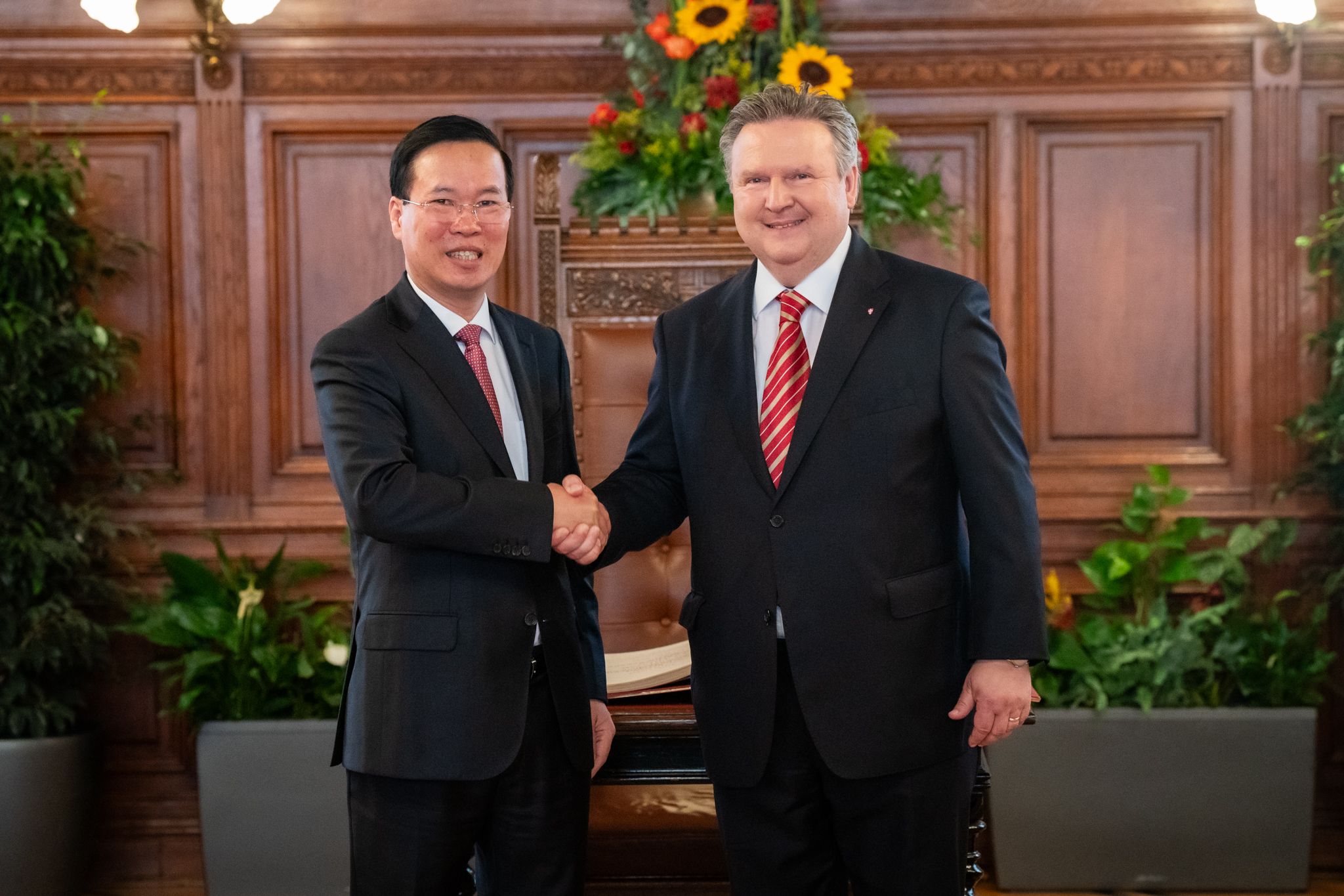 Vietnams Präsident Vo Van Thuong besuchte Wiens Bürgermeister Michael Ludwig (SPÖ) und trug sich in das Goldene Buch der Stadt Wien ein.