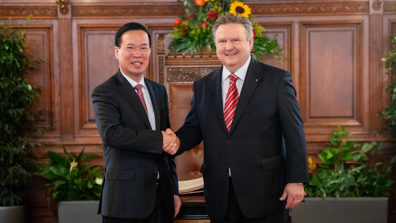 Vietnams Präsident Vo Van Thuong besuchte Wiens Bürgermeister Michael Ludwig (SPÖ) und trug sich in das Goldene Buch der Stadt Wien ein.
