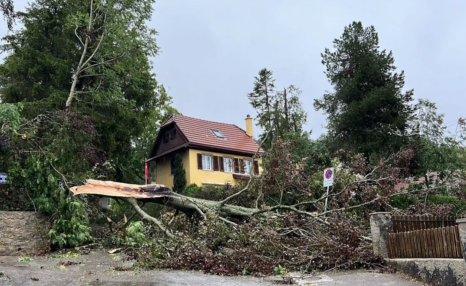 Fotos von News-Scouts des "Heute"-Partnerportals "20 Minuten" zeigen die schweren Schäden nach dem Tornado-Unwetter in der Westschweiz am 24. Juli 2023.