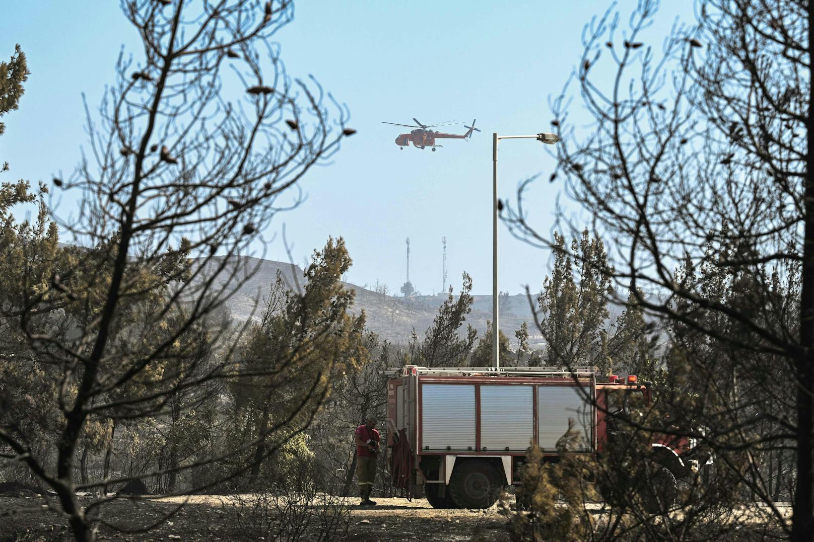 Luftaufnahmen vom 24. Juli 2023 zeigen die Zerstörung in Kiotari auf Rhodos nachdem Waldbrände durch den Küstenort gefegt sind.