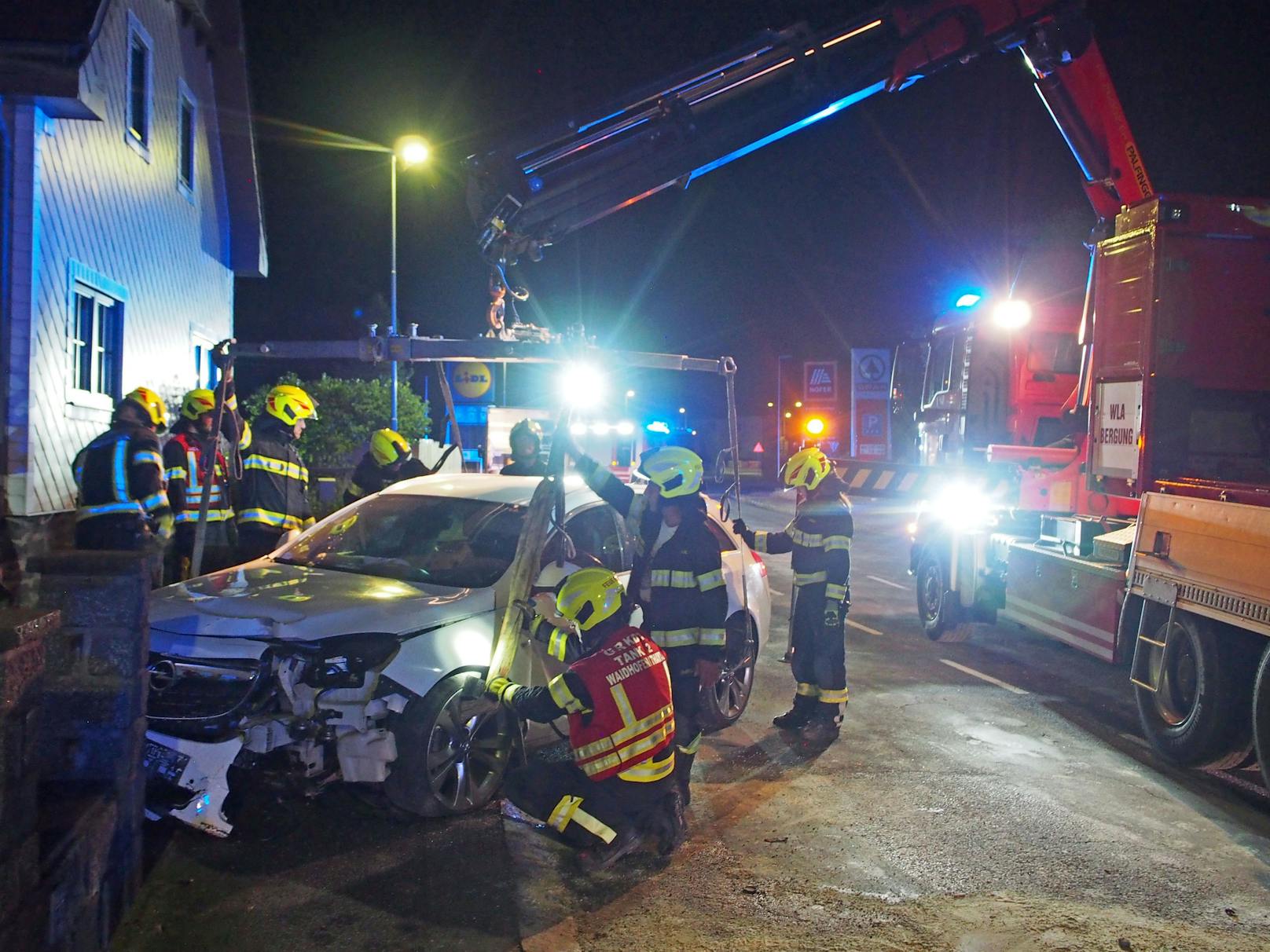 Sonntagnacht wurden die Einsatzkräfte der Feuerwehr Waidhofen/Thaya gegen 22:26 Uhr zu einem Verkehrsunfall auf der Brunner Straße alarmiert. Ein Pkw war über eine Verkehrsinsel gefahren und anschließend gegen eine Gartenmauer gekracht.
