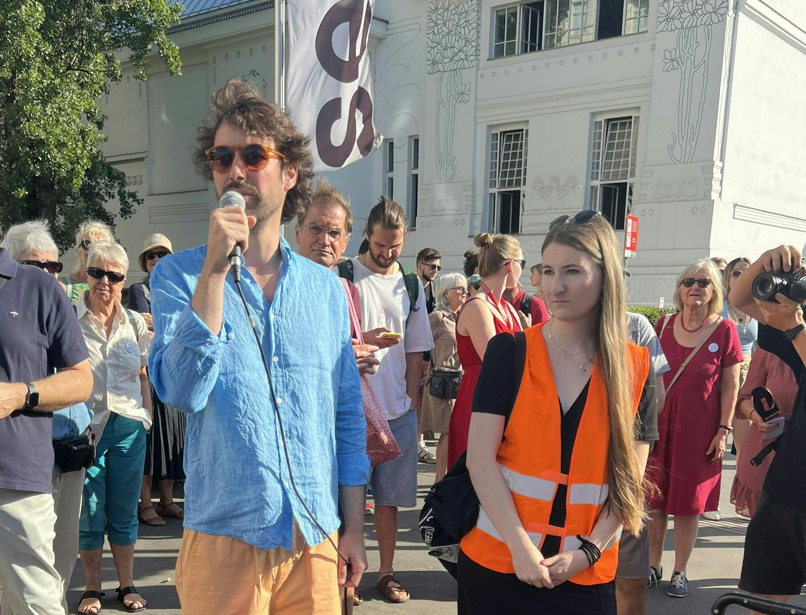  (v.l.) Florian Wagner und Marina Hagen-Canaval, Pressesprecher der Letzten Generation am 18. Juli 2023 am Wiener Getreidemarkt.