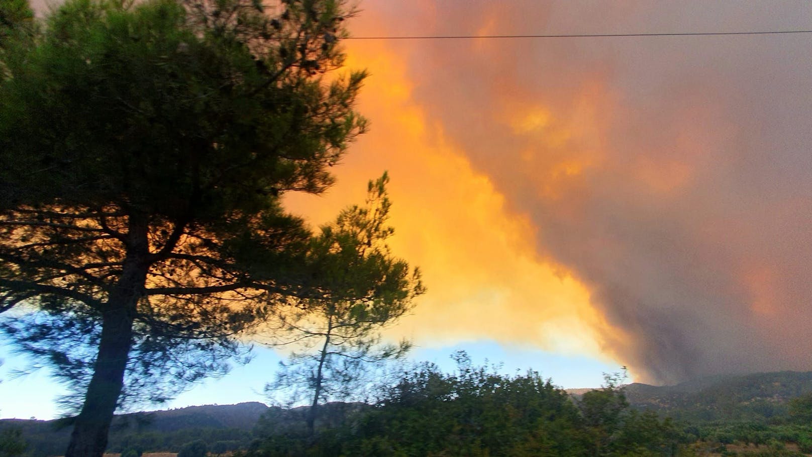 Rene und seine Freundin kämpften gegen die Flammen auf Rhodos.