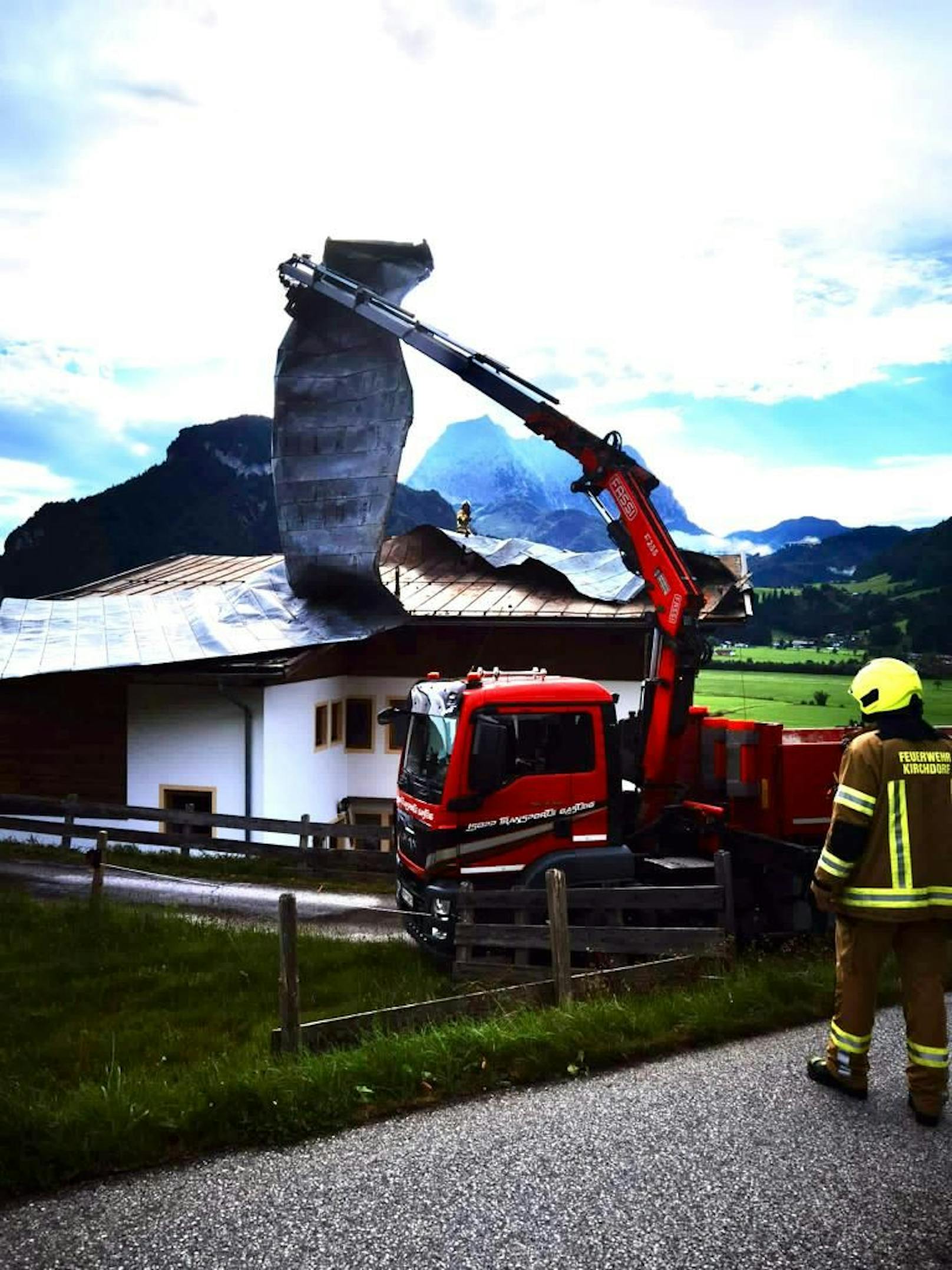 In Tirol trug der Sturm ein komplettes Dach ab.&nbsp;