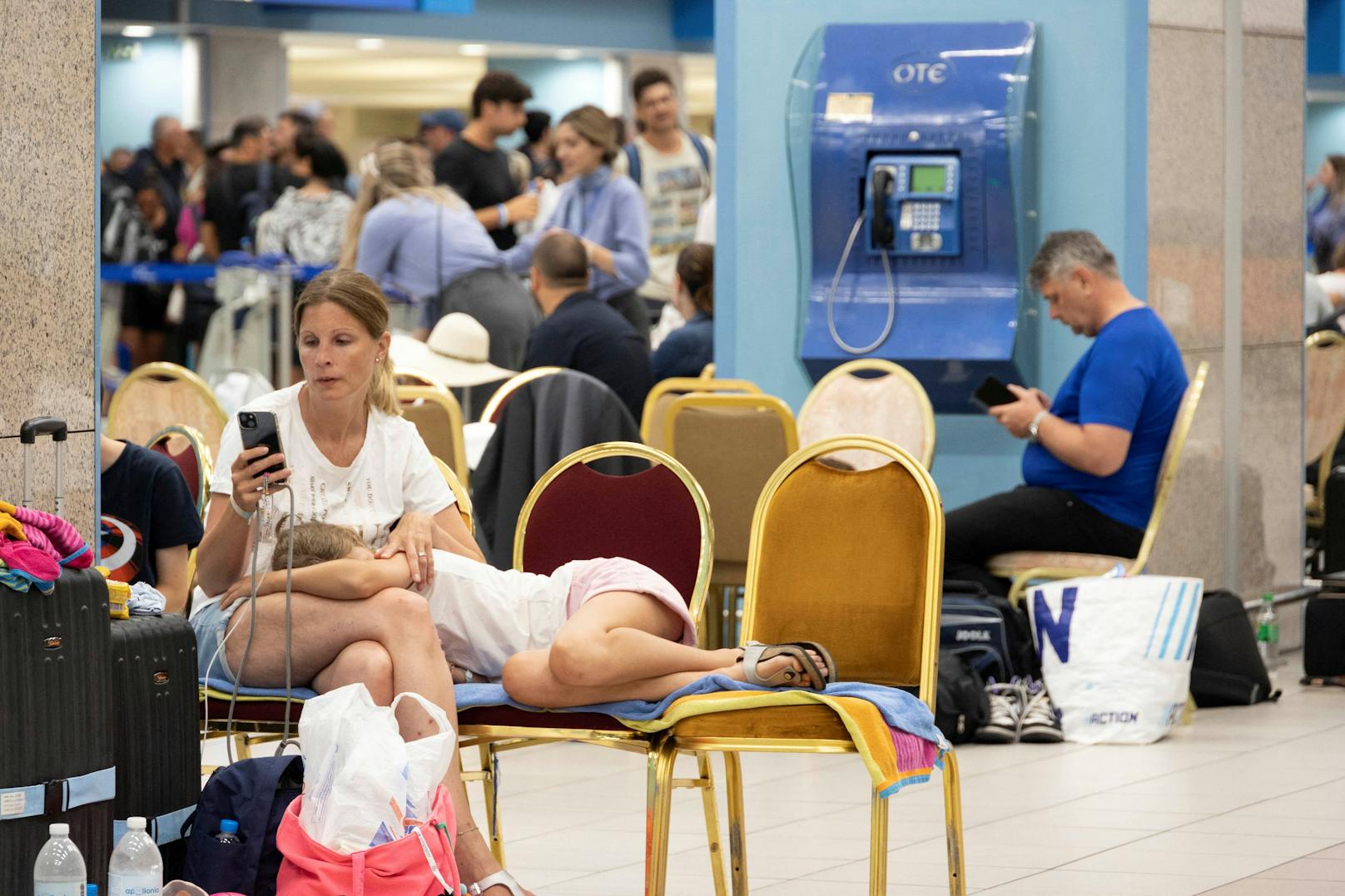 Hunderte Touristen sind nach der Flucht vor den Waldbränden auf der Insel Rhodos auf dem Flughafen gestrandet. Alle Flüge und Zimmer von und auf der Insel sind ausgebucht. (24. Juli 2023)