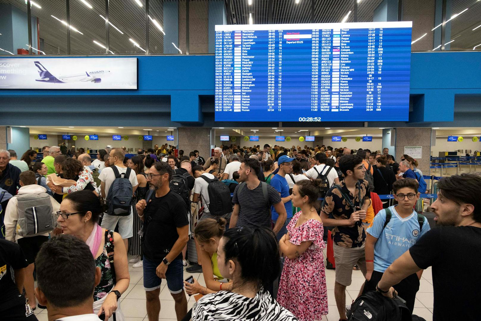 Hunderte Touristen sind nach der Flucht vor den Waldbränden auf der Insel Rhodos auf dem Flughafen gestrandet. Alle Flüge und Zimmer von und auf der Insel sind ausgebucht. (24. Juli 2023)