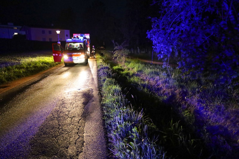 In Ried im Innkreis wurden die Einsatzkräfte am späten Montagabend zu einem vermeintlich schweren Verkehrsunfall alarmiert. Glücklicherweise war jedoch schnell klar, dass es sich um keinen schweren Unfall handelte.