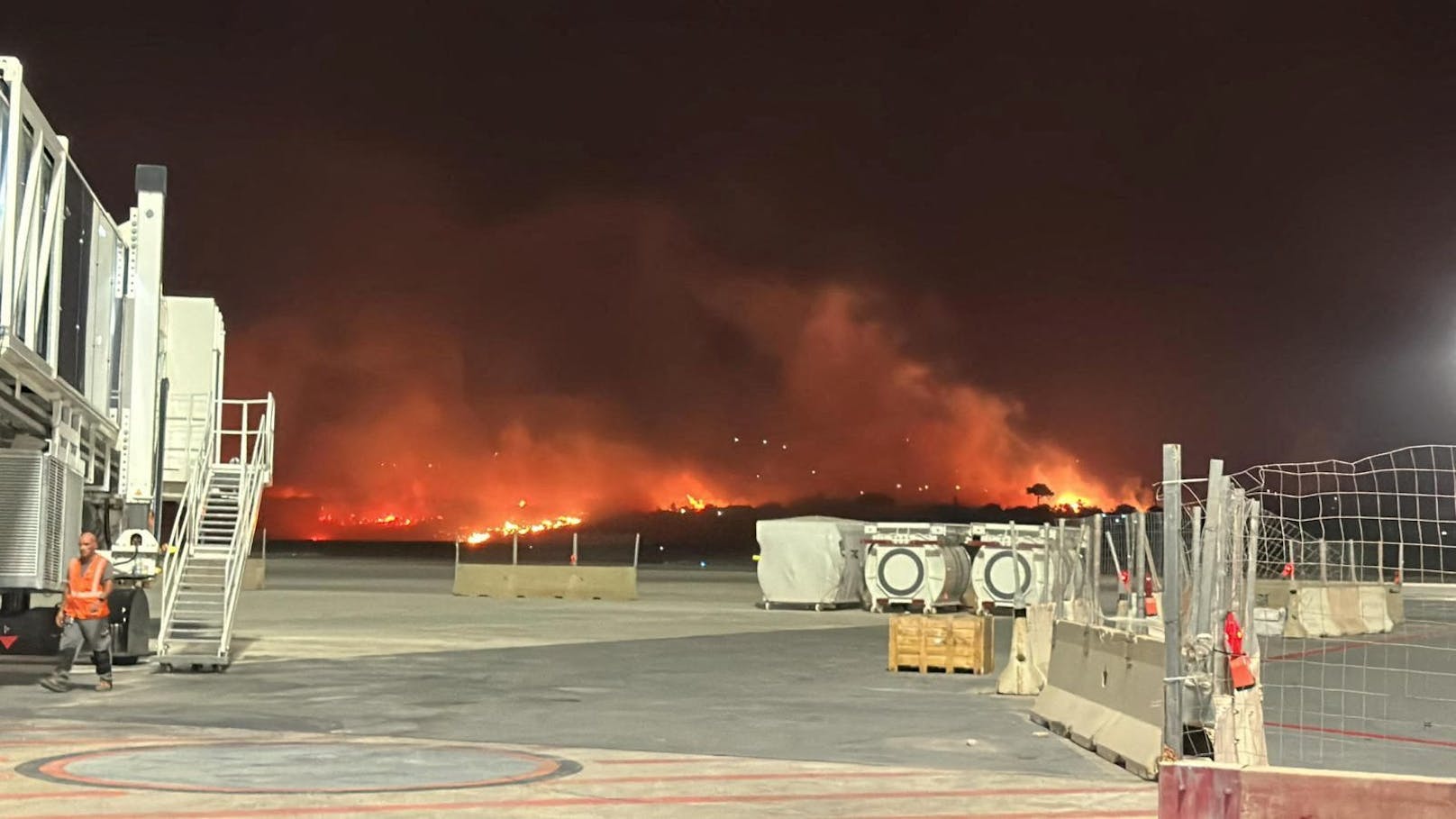 Feuersbrunst umzingelt Urlauber-Flughafen in Italien