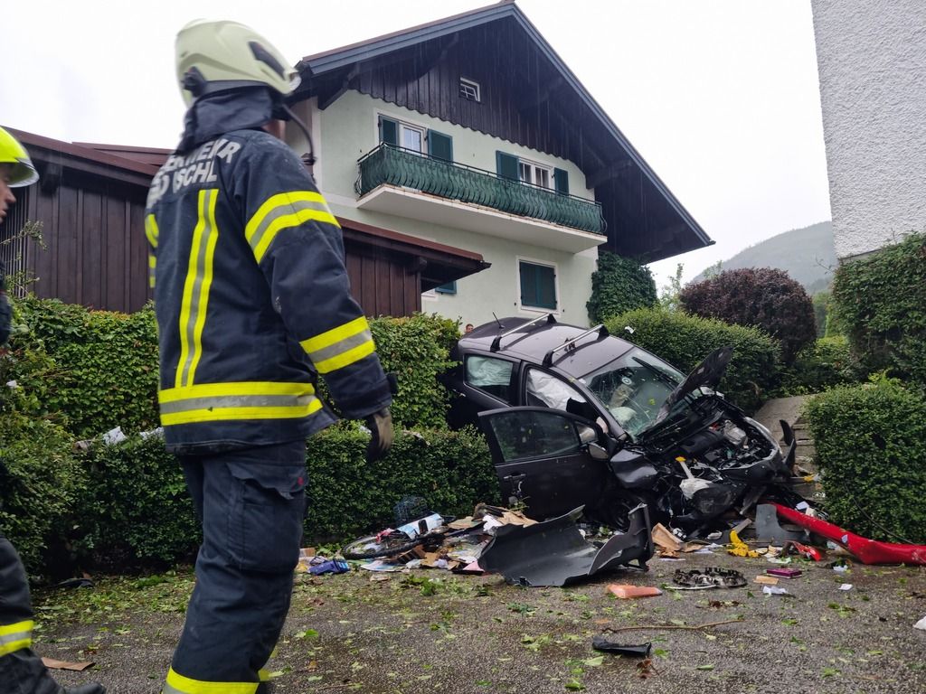 In Bad Ischl kam eine Lenkerin von der Straße ab und hob über eine Gartenhecke ab.&nbsp;