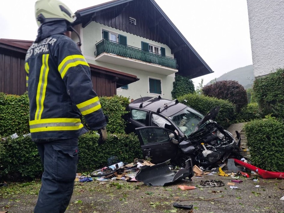 Auto Bad Ischl Hecke Feuerwehr