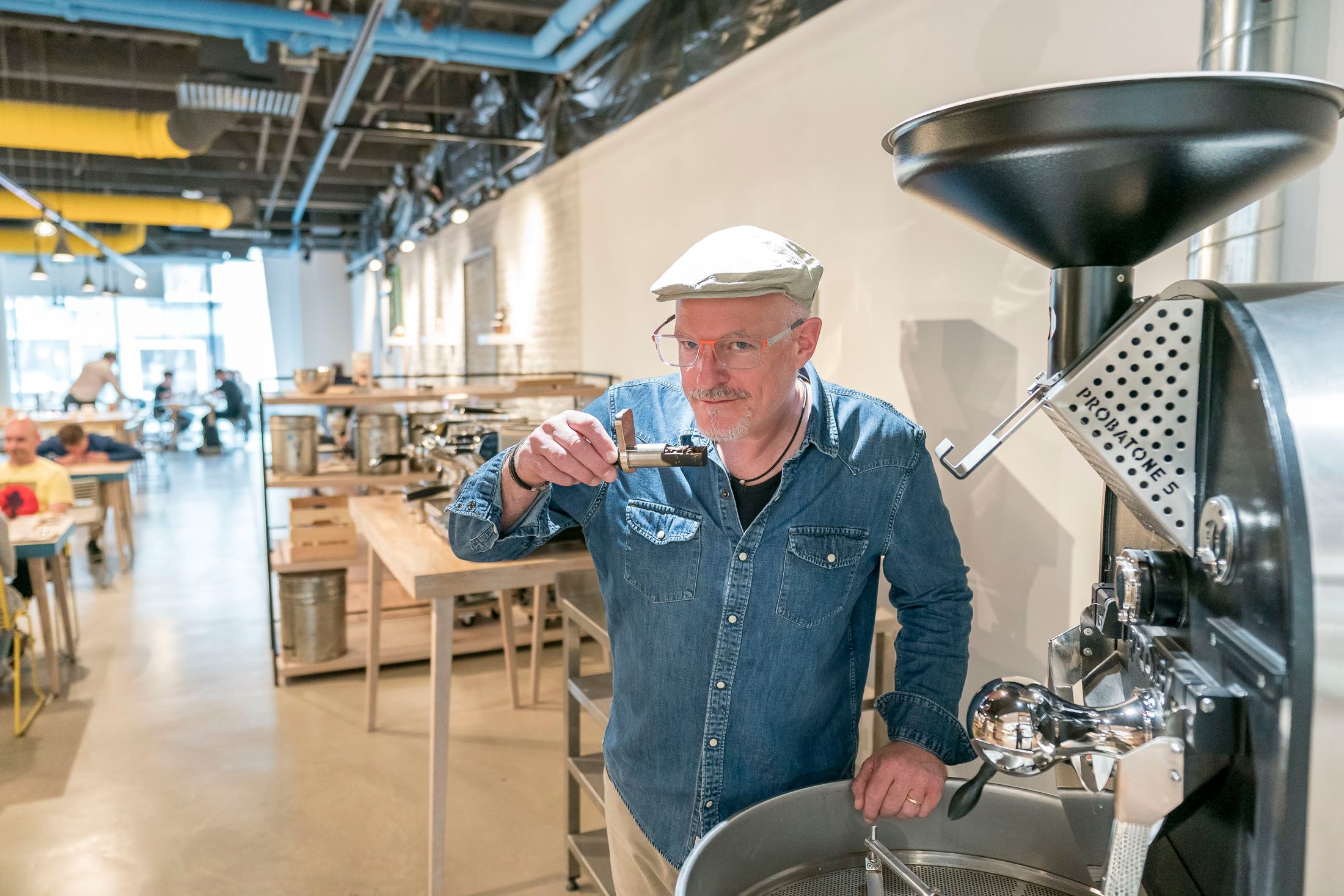 Rauwolf Betreiber Michael Parzefall (53) schnuppert am Kaffee: In seinem Lokal 