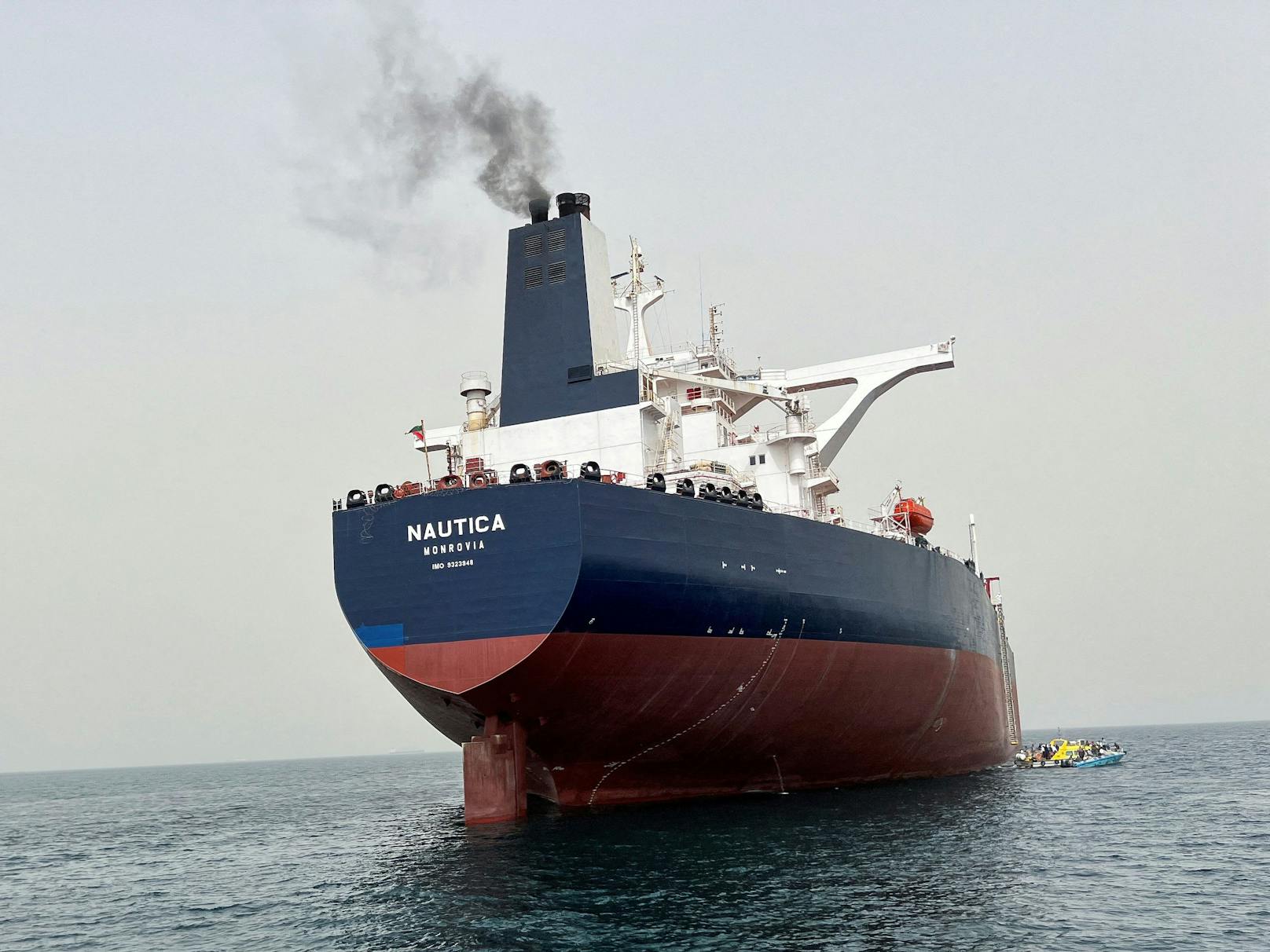 Die Nautica, ein Ersatzöltanker für den verfallenden "FSO Safer", im Hafen von Hodeidah (Jemen) am Roten Meer.