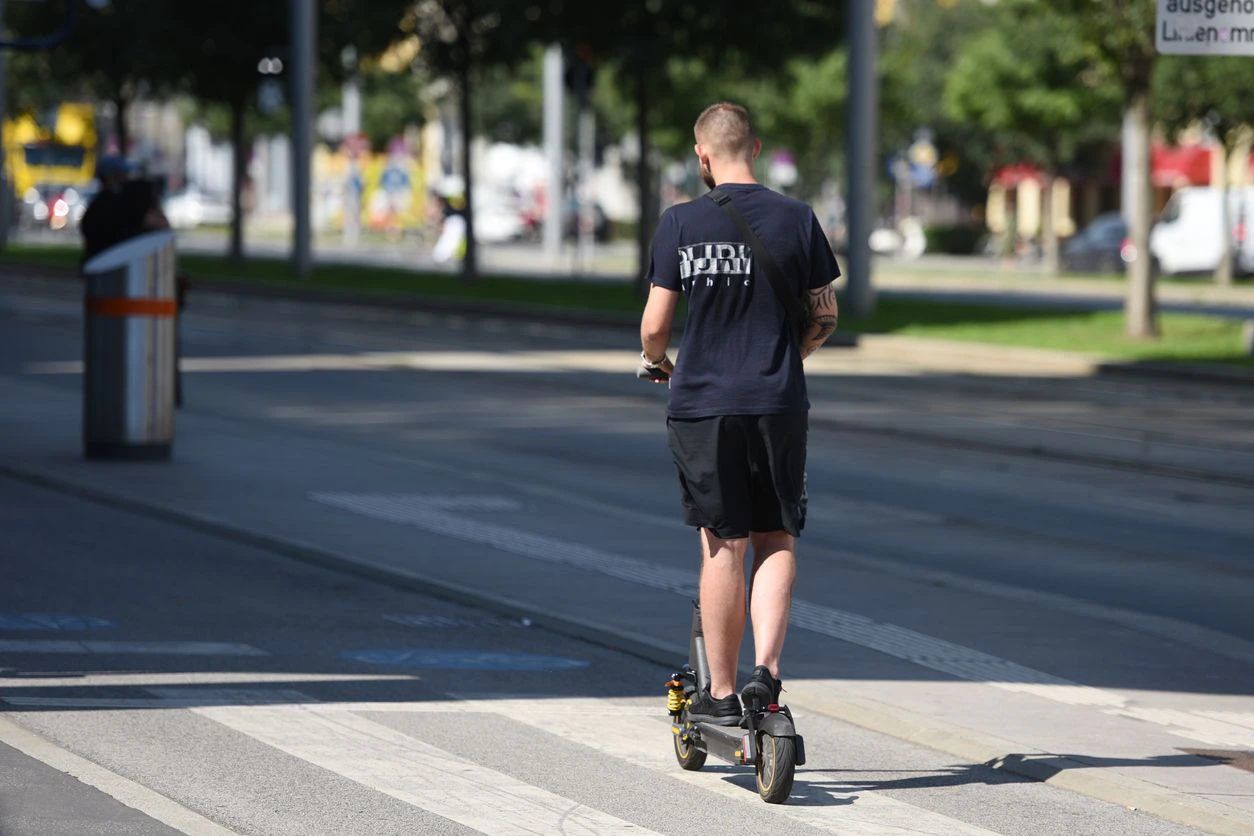 Die Polizei stoppte auch zwei Personen, die mit ihrem E-Scooter viel zu schnell unterwegs waren. Symbolbild.