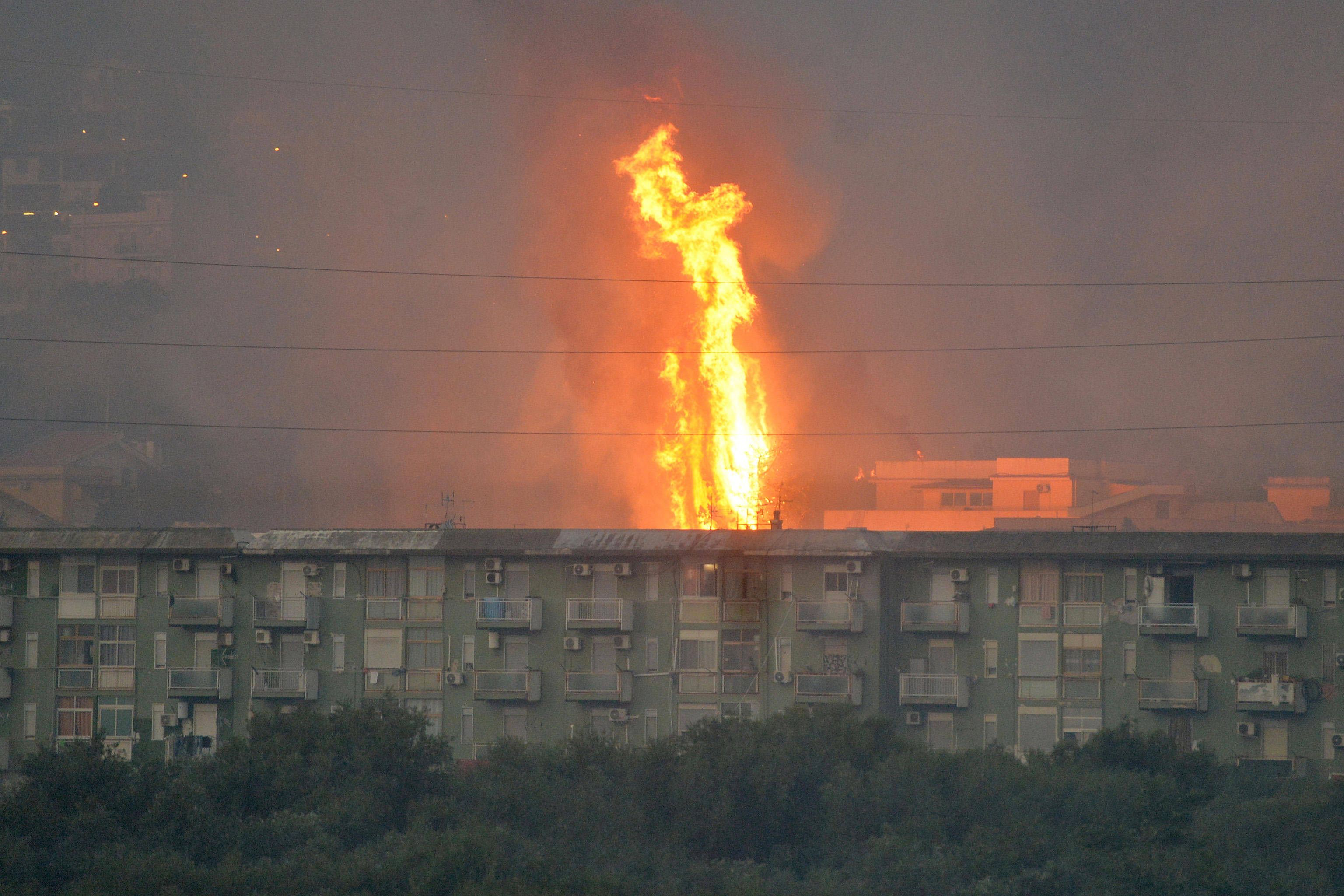 July 25, 2023, Palermo, Italia: Le colline che circondano la cittÃ , nella zona di Monte Grifone e del centro abitato di Ciaculli, sono al centro di un vasto incendio a Palermo, Sicilia, Italia, 25 luglio 2023. .The hills surrounding the city, in the area of Monte Grifone and the town of Ciaculli, are at the center of a vast fire in Palermo, Sicily, Italy, July 25, 2023..ANSA/CARMELO IMBESI Palermo Italia PUBLICATIONxINxGERxSUIxAUTxONLY - ZUMAa110 20230725_zaf_a110_027 Copyright: xStringerx