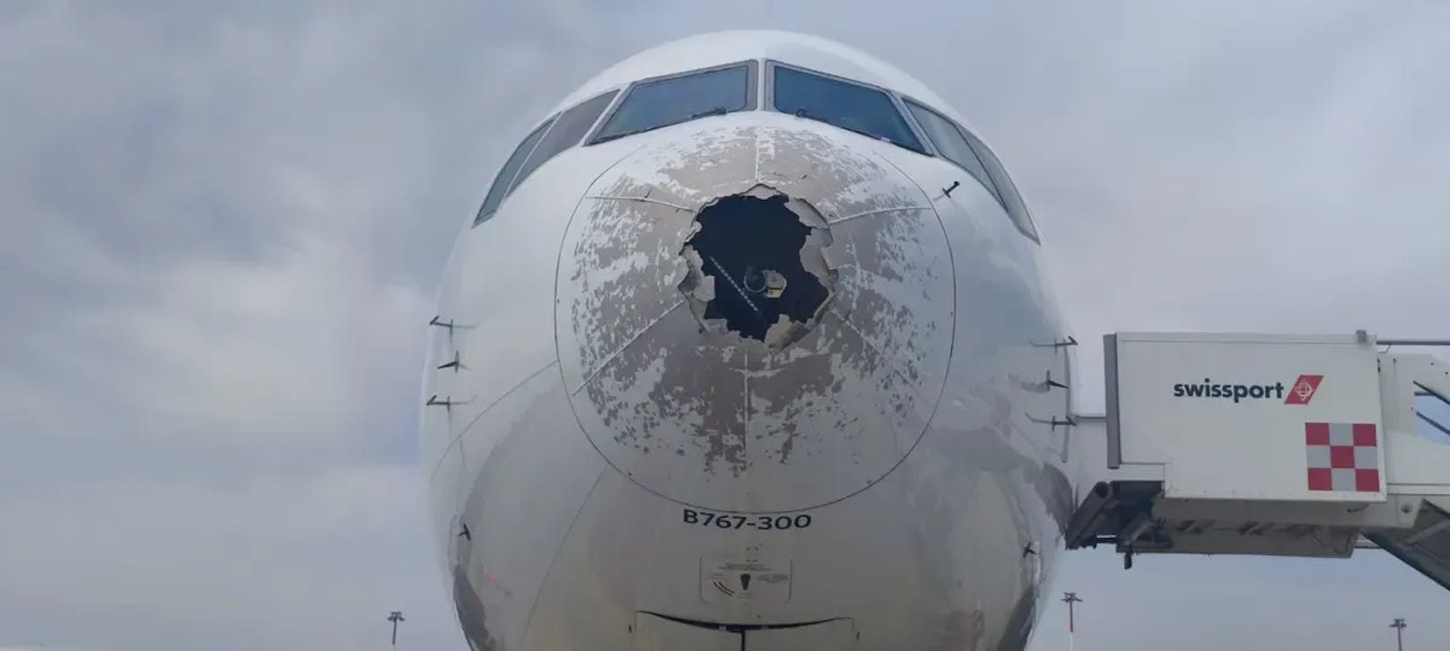 Heftige Turbulenzen und ein Hagelsturm mit großen Körnern beschädigten die Boeing.