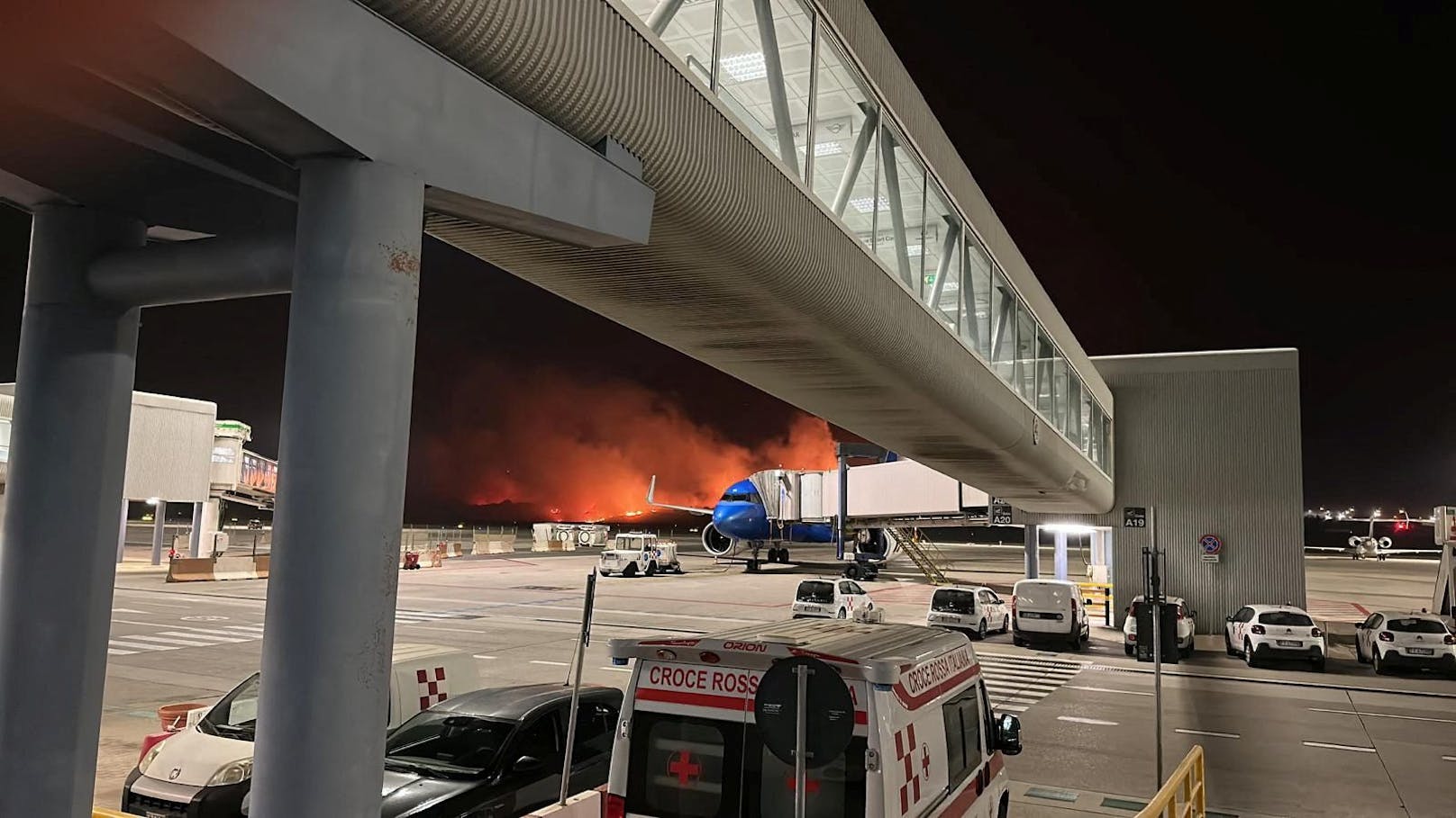 Die Behörden sperrten den Flughafen. 