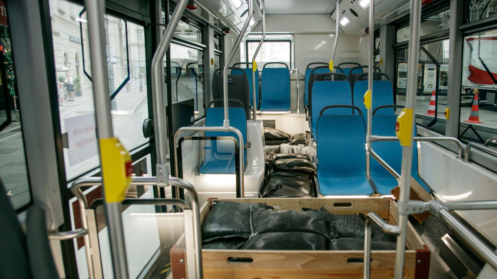 Statt Passagieren ist der Bus mit Sandsäcken gefüllt.