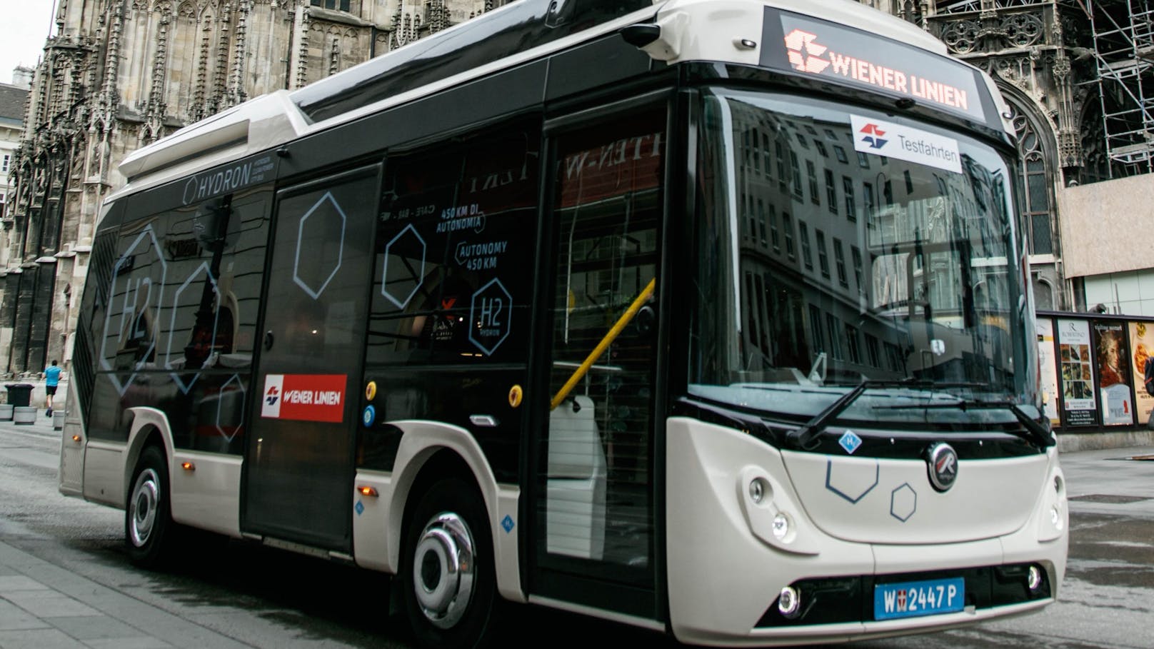 Der Batterie-Wasserstoff-Bus fährt aktuell in der Wiener Innenstadt testweise.