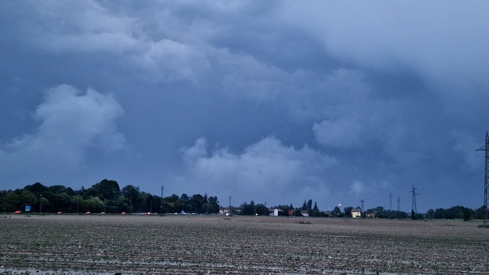 Kräftige Unwetter haben in Pordenone (Italien) schwere Schäden in der Landwirtschaft hinterlassen. Starkregen, Sturmböen und Hagel hinterließen eine Spur der Verwüstung.