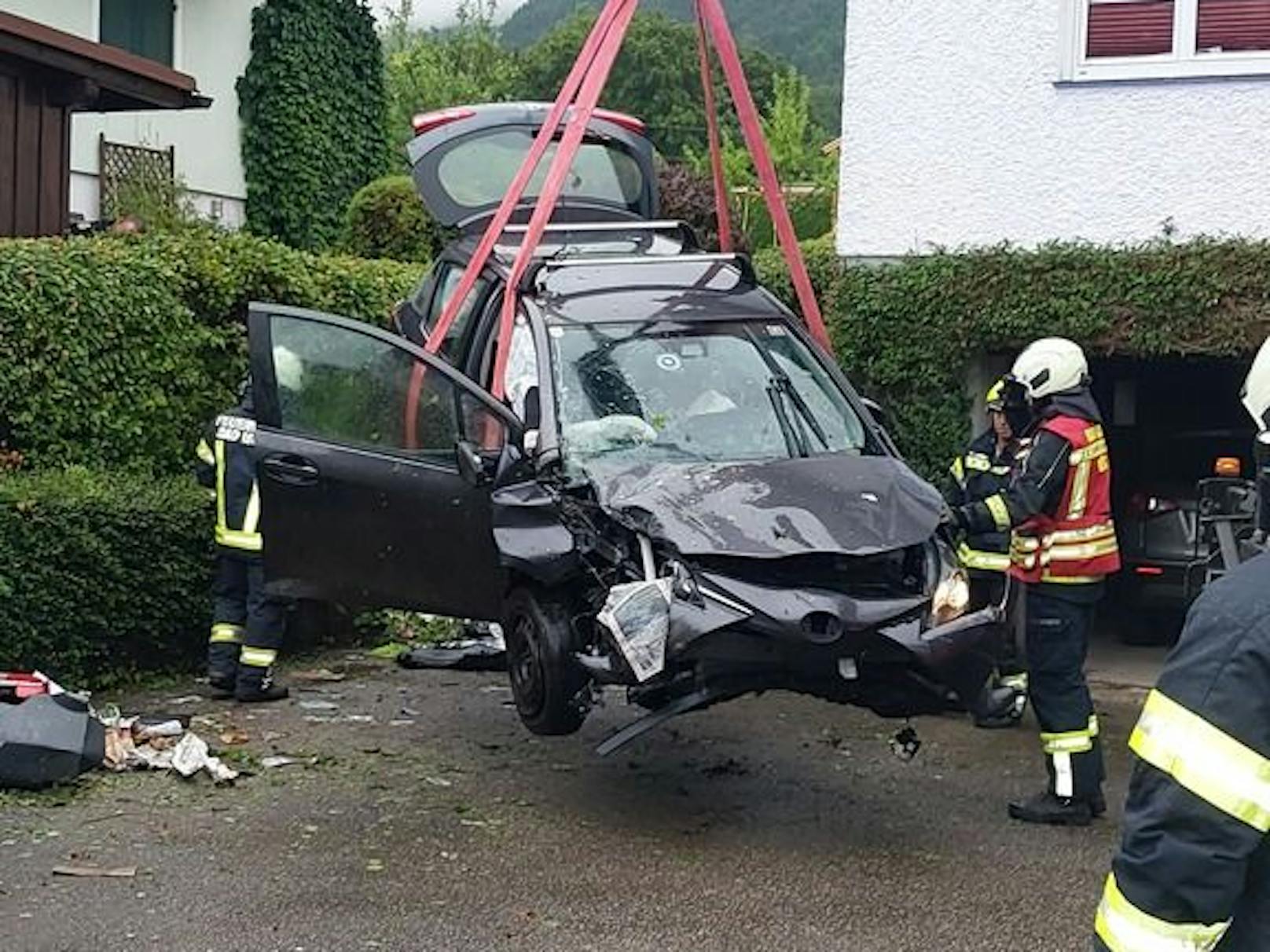 Am Dienstagfrüh fuhr eine Frau mit ihrem Hybrid-Auto in Bad Ischl (Bez. Gmunden) von zuhause weg. Plötzlich soll ihr Wagen in einem Siedlungsgebiet unkontrolliert Gas gegeben haben.