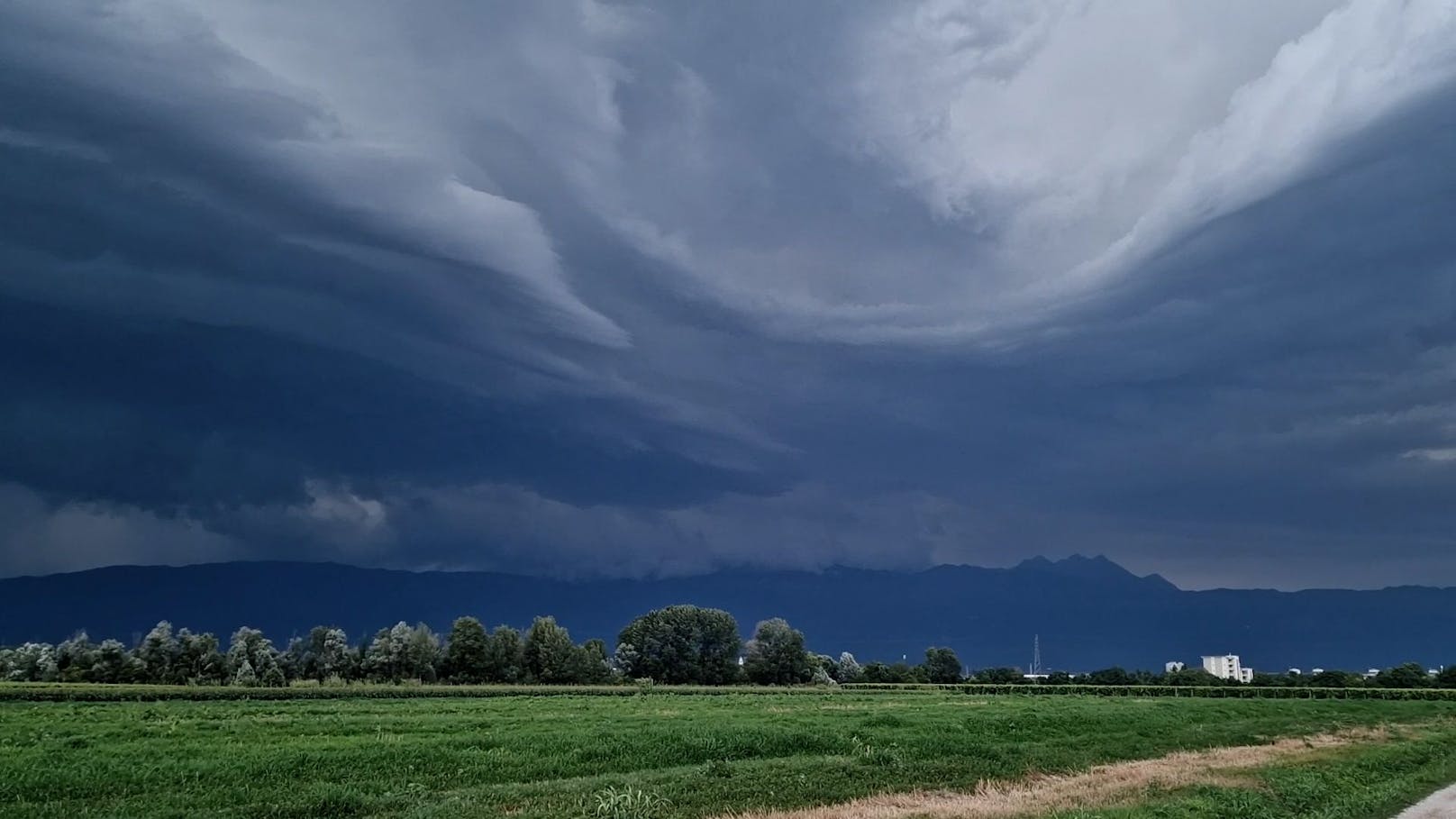 Kräftige Unwetter haben in Pordenone (Italien) schwere Schäden in der Landwirtschaft hinterlassen. Starkregen, Sturmböen und Hagel hinterließen eine Spur der Verwüstung.