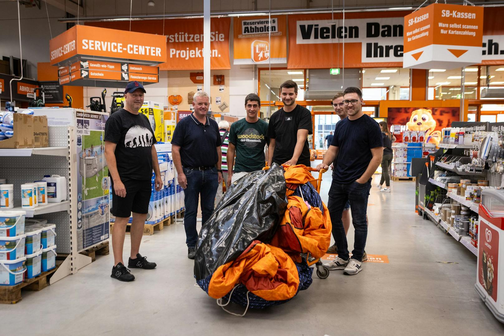 Die sechs Personen seien alle aus der Region Baden-Württemberg in Deutschland.