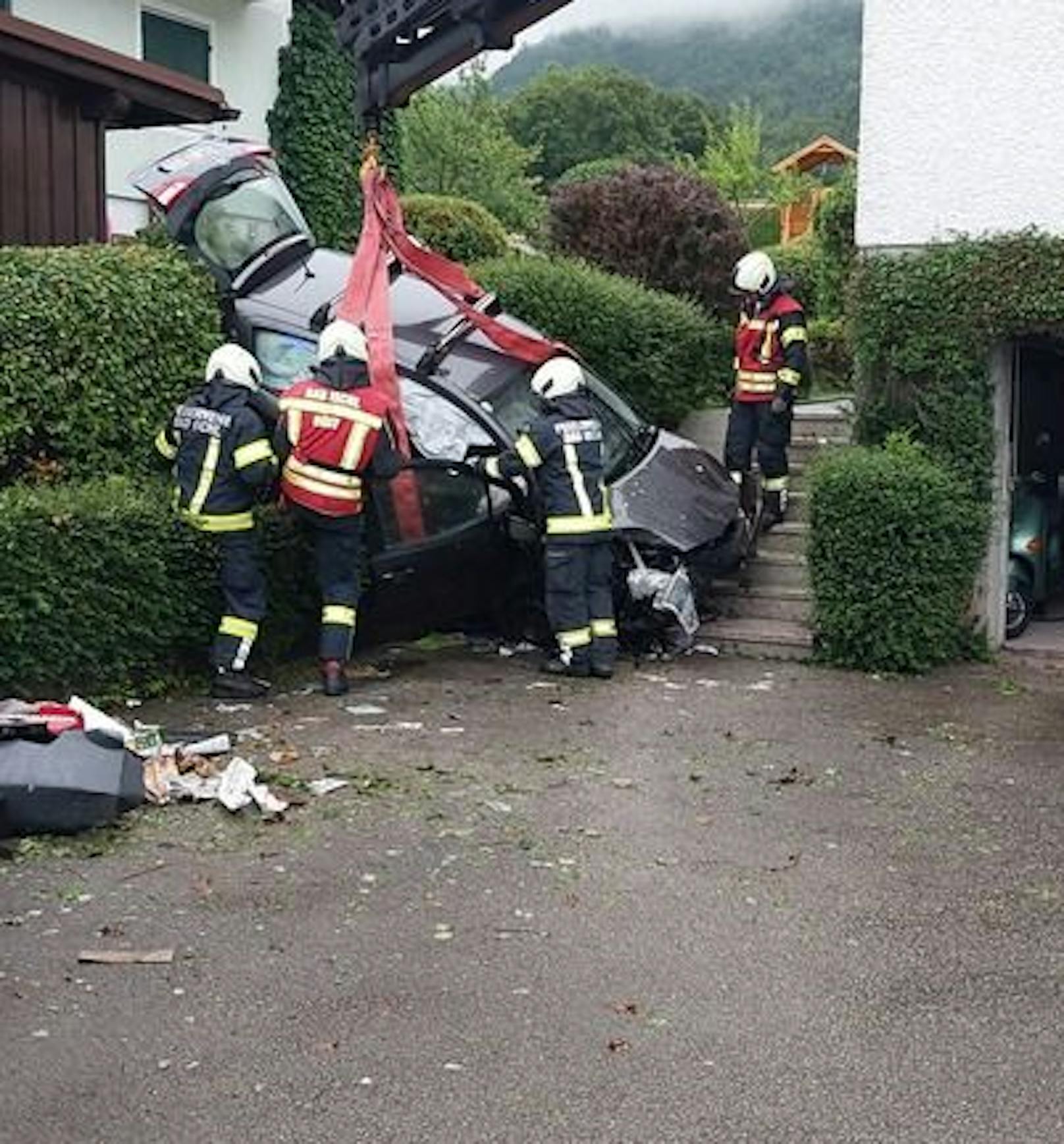 Beim Eintreffen der Feuerwehren war die Frau nicht mehr im Unfallauto.