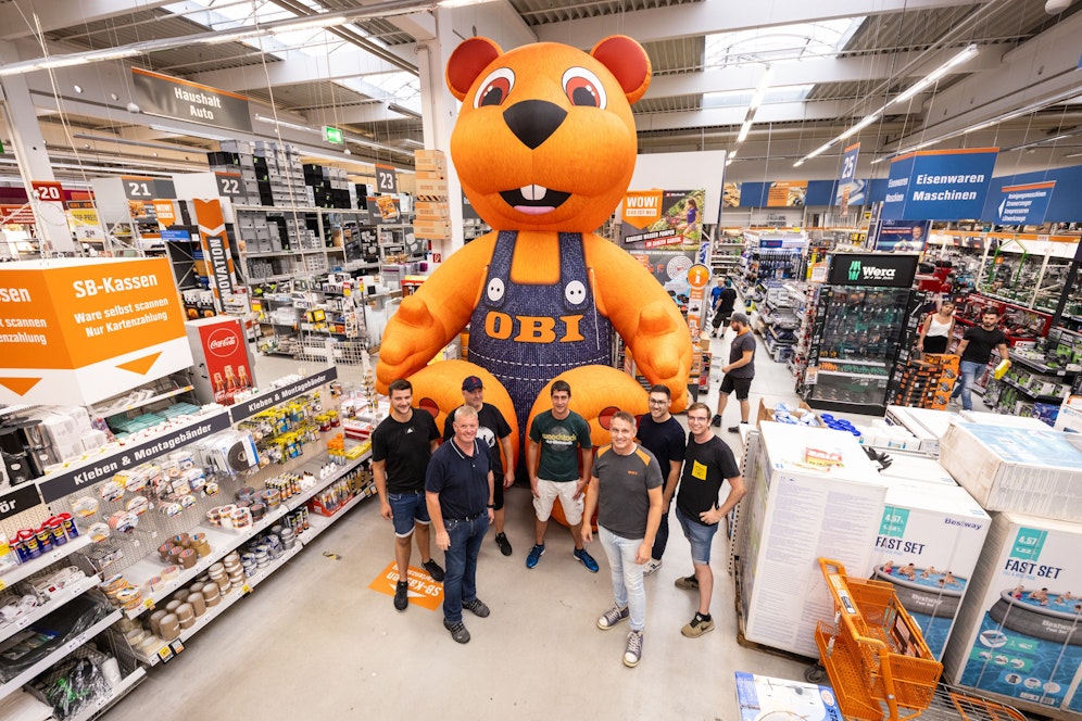 Mitarbeiter in einem Obi-Markt im deutschen Winnenden mit dem zurückgebrachten Biber.