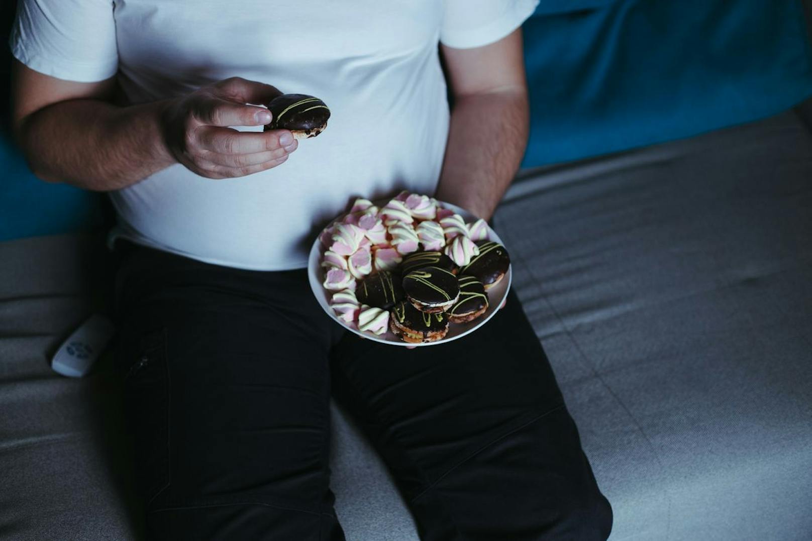 Wer gerne nascht, sollte es vor 21 Uhr tun – und bevorzugt mit gesunden Snacks.