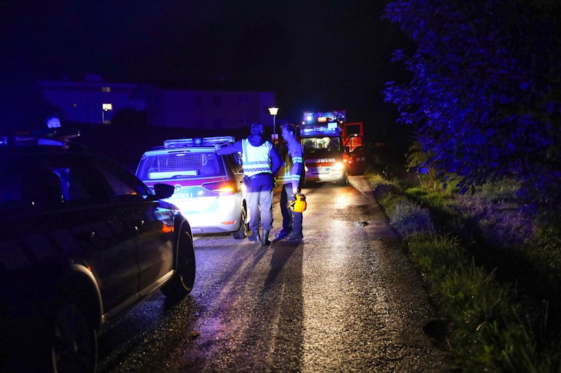 In Ried im Innkreis wurden die Einsatzkräfte am späten Montagabend zu einem vermeintlich schweren Verkehrsunfall alarmiert. Glücklicherweise war jedoch schnell klar, dass es sich um keinen schweren Unfall handelte.