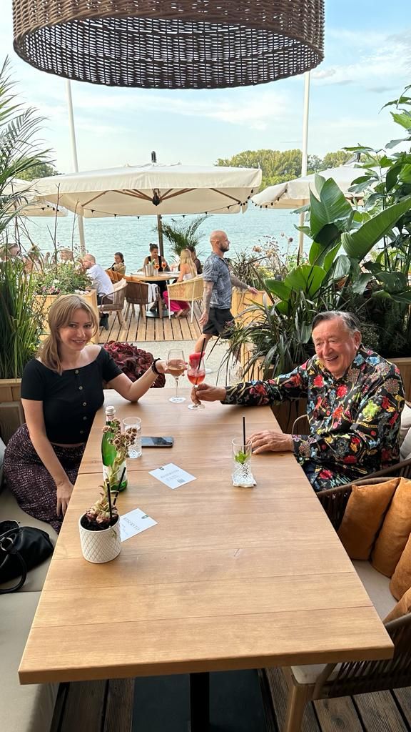 Täubchen darf mit Lugner (nur) essen gehen.