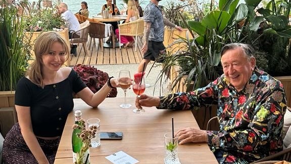 Täubchen darf mit Lugner (nur) essen gehen.