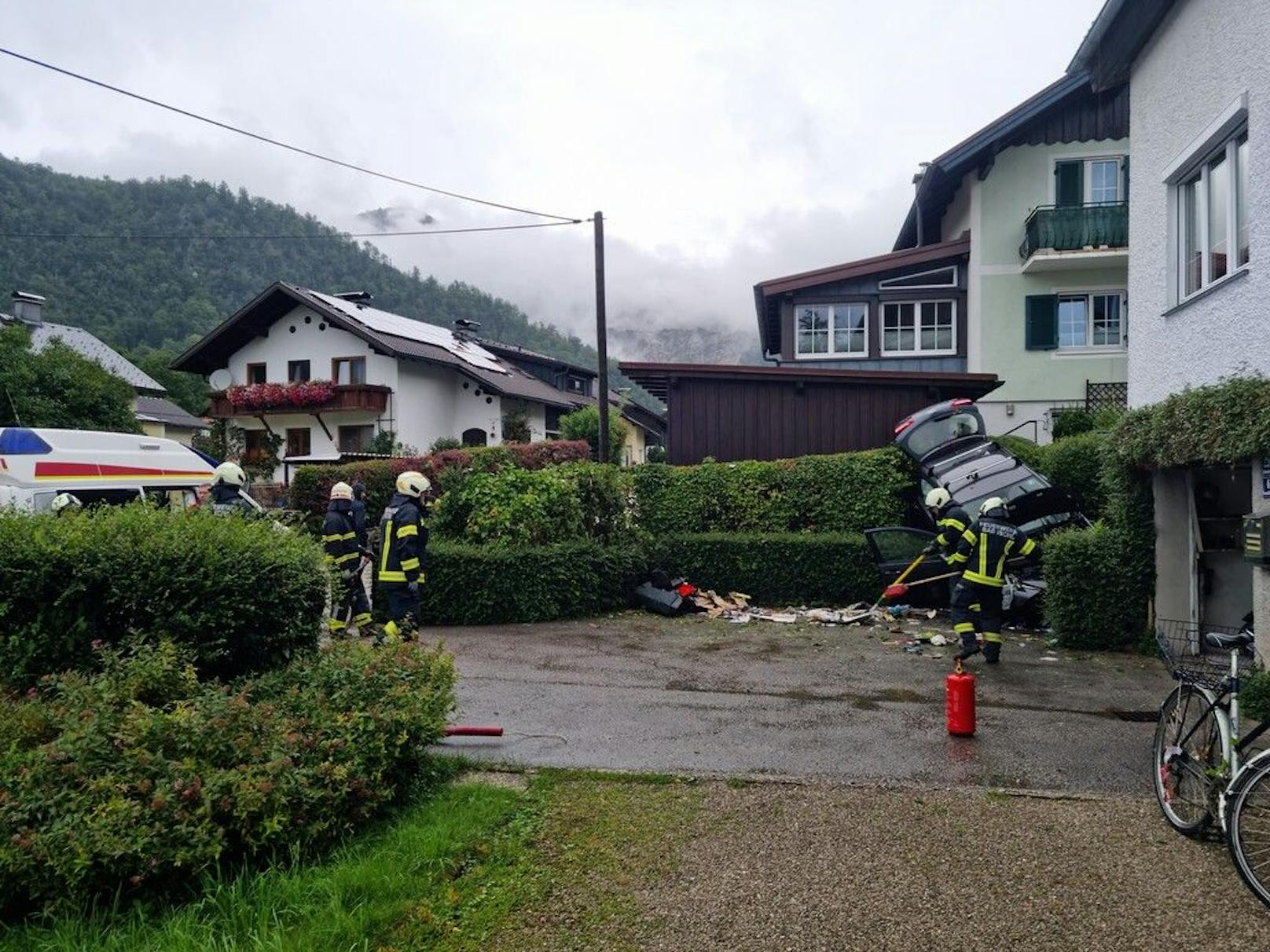 Sofort riefen Anrainer, die den Knall gehört hatten, die Feuerwehr an.