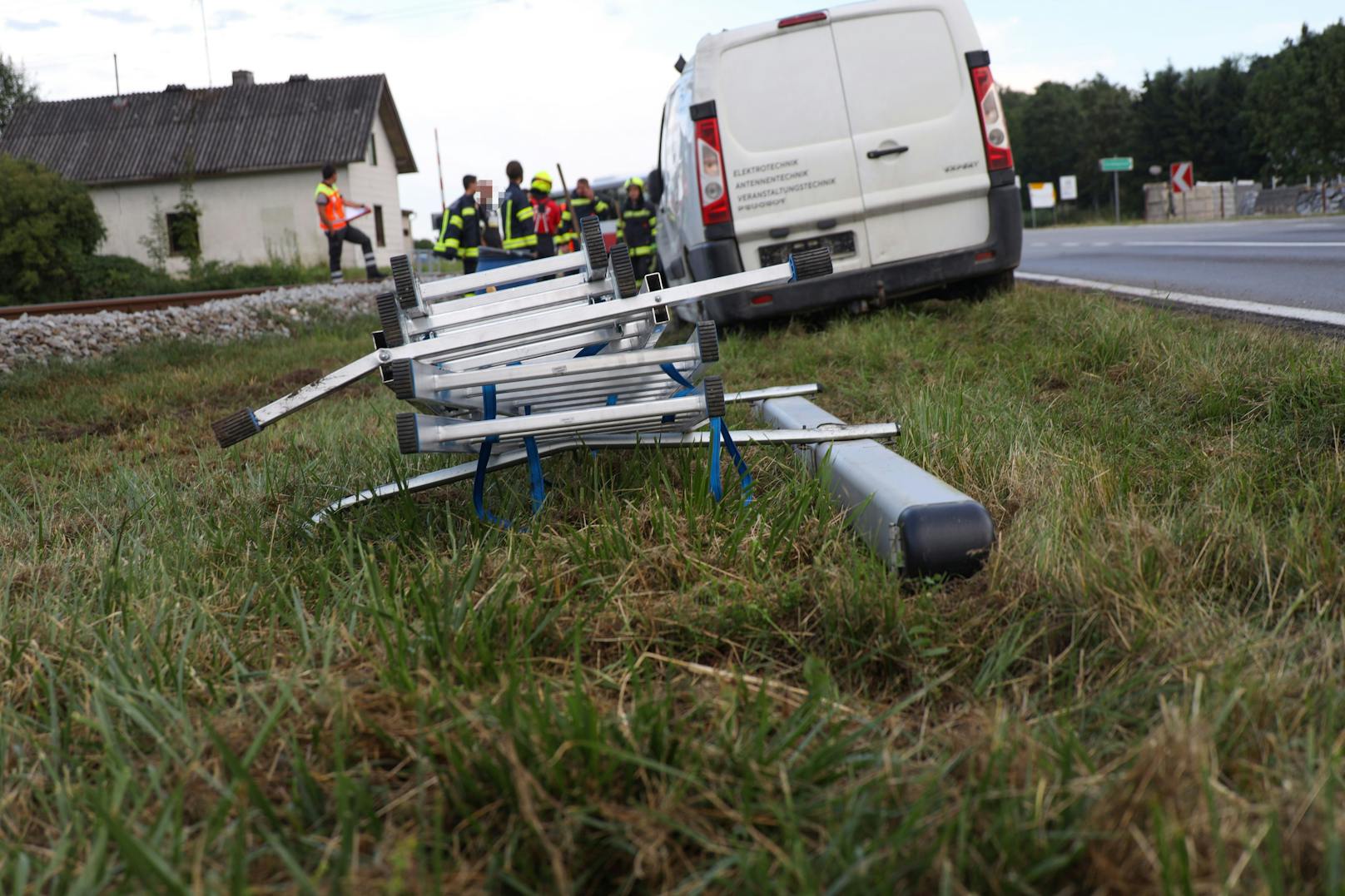In Aurolzmünster (Bezirk Ried im Innkreis) hat sich Montagabend auf der B143 Hausruckstraße ein Kleintransporter überschlagen. Der Lenker wurde bei dem<br>Unfall verletzt.