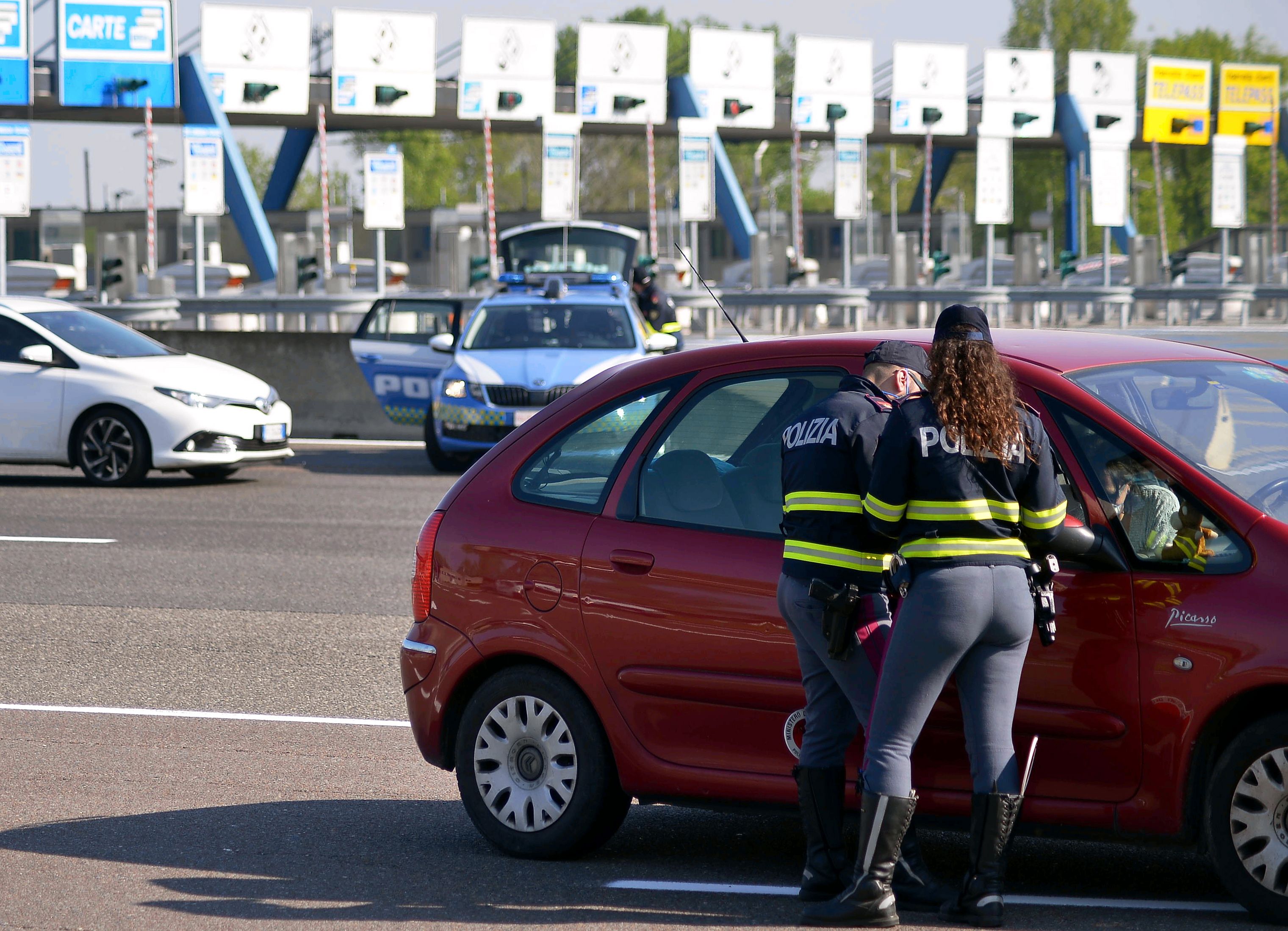 In Italien ist der Motor-Leerlauf im Stand verboten. Die Strafen wurden kürzlich erst deutlich erhöht.