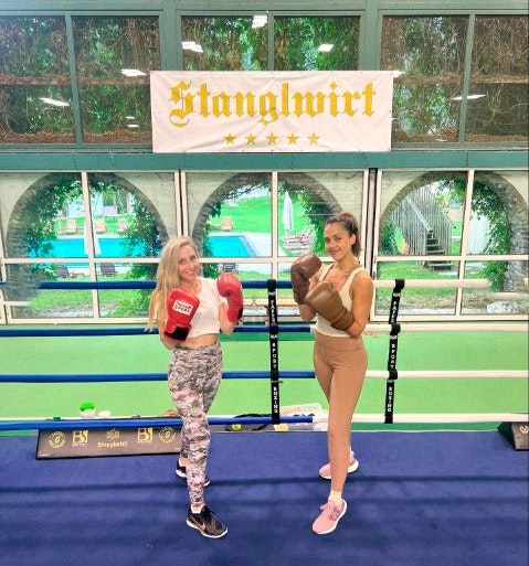 Ihre Top-Figur verdankt Jessica Alba ihrer Sport-Disziplin. Selbst im Urlaub war sie nicht faul. Der Star boxte, spielte Tennis und Golf.