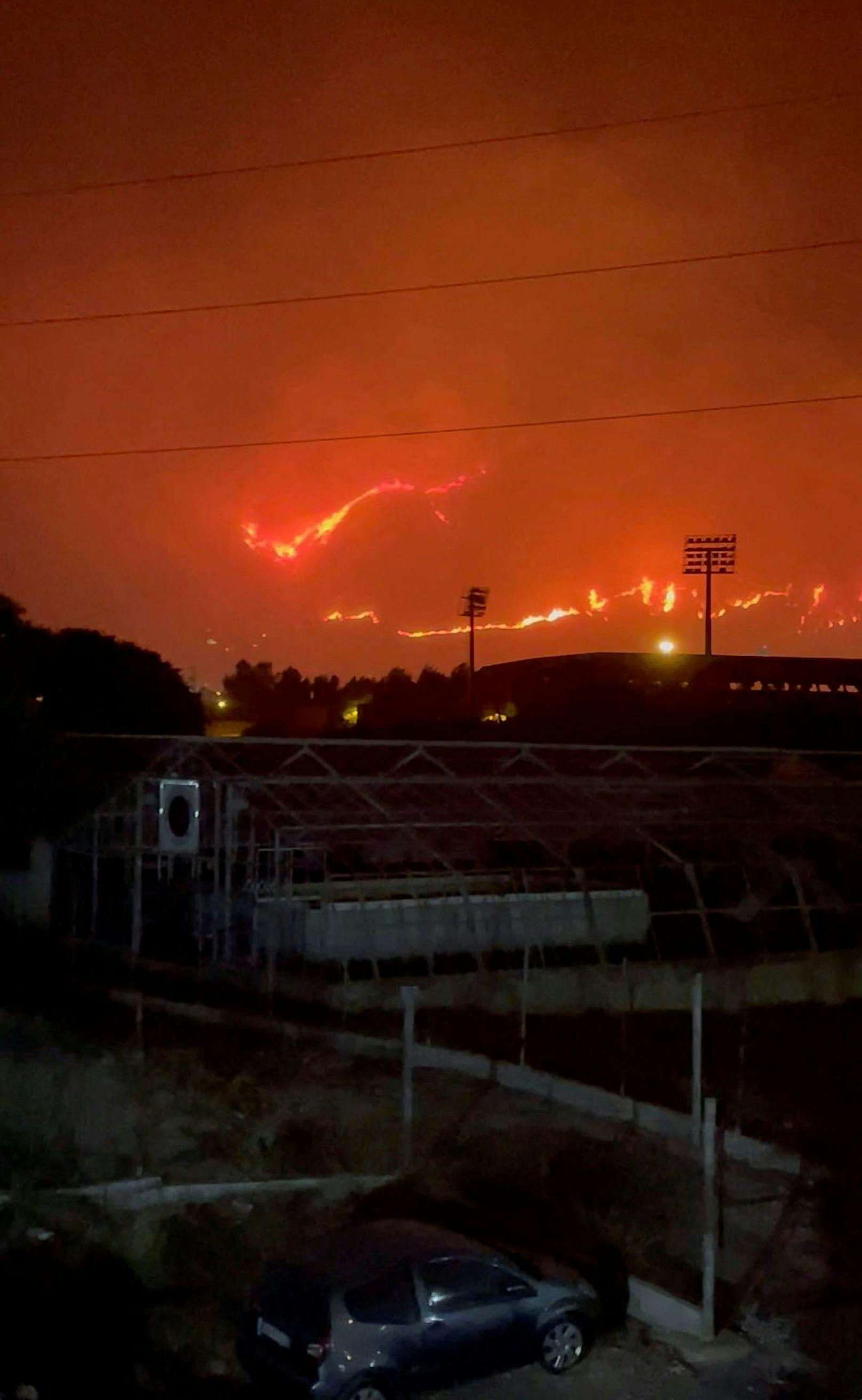 Flammen und dichte Rauchschwaden waren vom Flughafengelände aus zu sehen. 