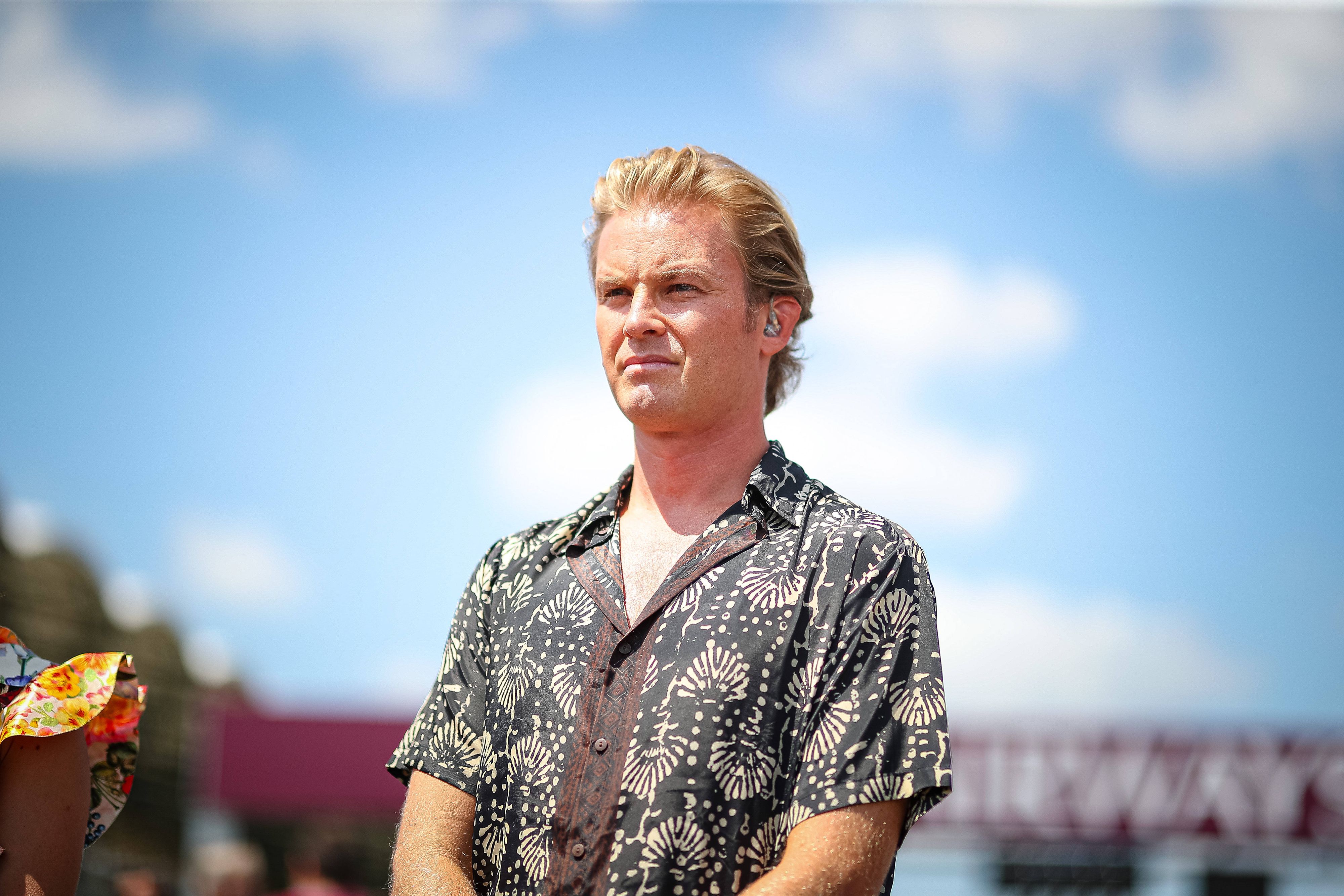 Nico Rosberg tadelt eine Kindermoderatorin live im TV. 